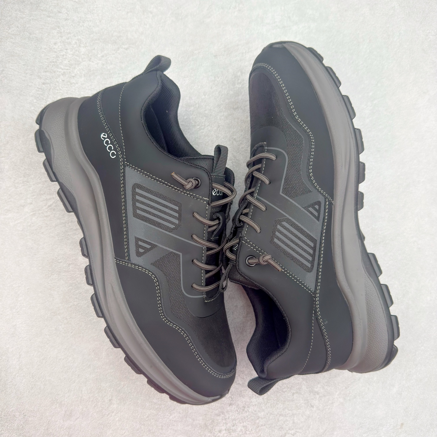 图片[3]-ECCO爱步新款户外鞋缓震耐磨越野跑鞋男健步BIOMC系列 鞋面采用臻选牛皮，质感丰富 脚感柔软舒适贴合的穿着体验 直接注塑工艺连接鞋面与鞋底 一体成型，合脚稳固 自然律动科技，符合人体工学鞋楦 贴近足部天然形态 橡胶外底，适应多种地形，提供强劲抓地力与耐磨性 灵活稳定 越野无束 尺码：38 39 40 41 42 43 44 （皮鞋码）-选品中心