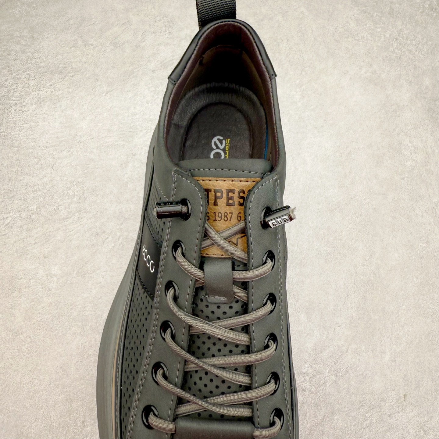 图片[5]-ECCO爱步新款户外鞋缓震耐磨越野跑鞋男健步BIOMC系列 鞋面采用臻选牛皮，质感丰富 脚感柔软舒适贴合的穿着体验 直接注塑工艺连接鞋面与鞋底 一体成型，合脚稳固 自然律动科技，符合人体工学鞋楦 贴近足部天然形态 橡胶外底，适应多种地形，提供强劲抓地力与耐磨性 灵活稳定 越野无束 尺码：38 39 40 41 42 43 44 （皮鞋码）-选品中心