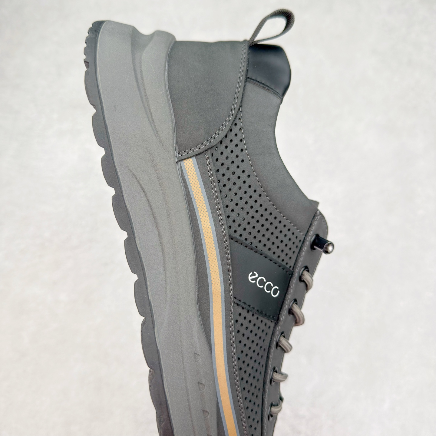 图片[6]-ECCO爱步新款户外鞋缓震耐磨越野跑鞋男健步BIOMC系列 鞋面采用臻选牛皮，质感丰富 脚感柔软舒适贴合的穿着体验 直接注塑工艺连接鞋面与鞋底 一体成型，合脚稳固 自然律动科技，符合人体工学鞋楦 贴近足部天然形态 橡胶外底，适应多种地形，提供强劲抓地力与耐磨性 灵活稳定 越野无束 尺码：38 39 40 41 42 43 44 （皮鞋码）-选品中心