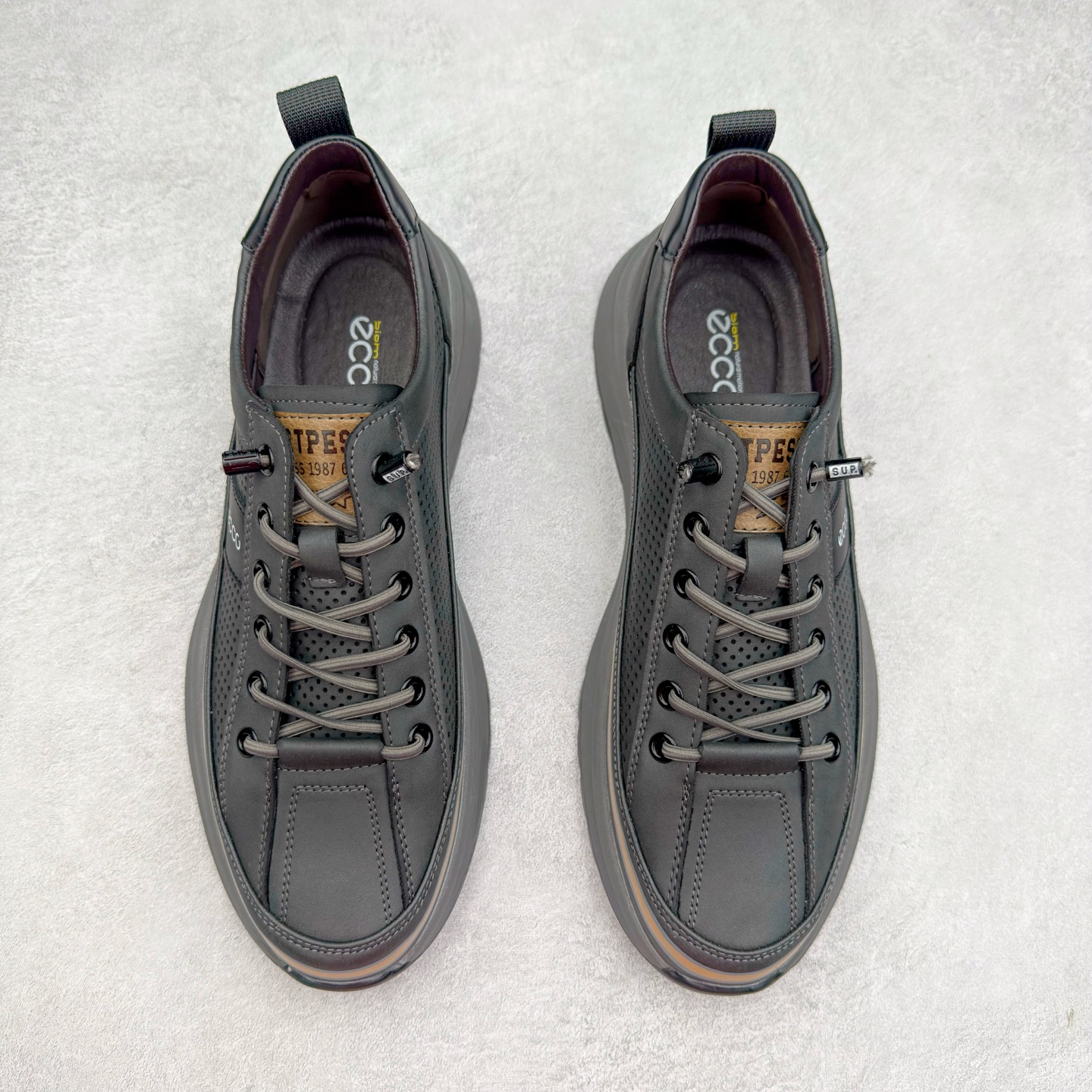 图片[2]-ECCO爱步新款户外鞋缓震耐磨越野跑鞋男健步BIOMC系列 鞋面采用臻选牛皮，质感丰富 脚感柔软舒适贴合的穿着体验 直接注塑工艺连接鞋面与鞋底 一体成型，合脚稳固 自然律动科技，符合人体工学鞋楦 贴近足部天然形态 橡胶外底，适应多种地形，提供强劲抓地力与耐磨性 灵活稳定 越野无束 尺码：38 39 40 41 42 43 44 （皮鞋码）-选品中心