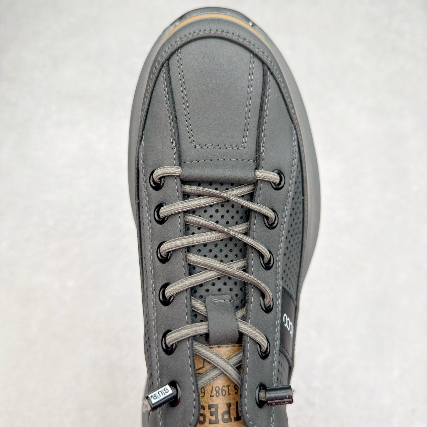 图片[4]-ECCO爱步新款户外鞋缓震耐磨越野跑鞋男健步BIOMC系列 鞋面采用臻选牛皮，质感丰富 脚感柔软舒适贴合的穿着体验 直接注塑工艺连接鞋面与鞋底 一体成型，合脚稳固 自然律动科技，符合人体工学鞋楦 贴近足部天然形态 橡胶外底，适应多种地形，提供强劲抓地力与耐磨性 灵活稳定 越野无束 尺码：38 39 40 41 42 43 44 （皮鞋码）-选品中心