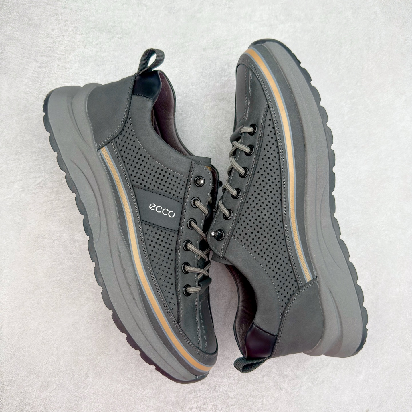 图片[3]-ECCO爱步新款户外鞋缓震耐磨越野跑鞋男健步BIOMC系列 鞋面采用臻选牛皮，质感丰富 脚感柔软舒适贴合的穿着体验 直接注塑工艺连接鞋面与鞋底 一体成型，合脚稳固 自然律动科技，符合人体工学鞋楦 贴近足部天然形态 橡胶外底，适应多种地形，提供强劲抓地力与耐磨性 灵活稳定 越野无束 尺码：38 39 40 41 42 43 44 （皮鞋码）-选品中心