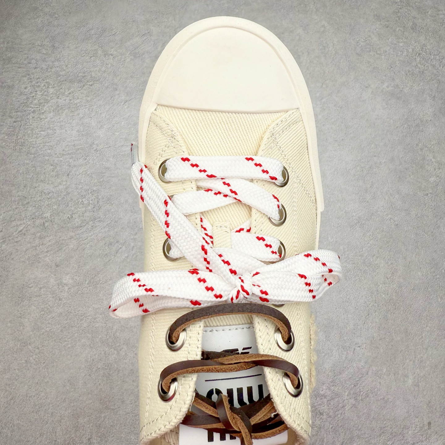 图片[4]-MiuMiu 缪缪 最新款 水洗 丹宁 牛仔布 帆布鞋 厚底 休闲 运动鞋 小红书爆款推荐 原版购入开发 做货 这款运动鞋体现了Miu Miu的探索精神。水洗丹宁牛仔的独特质感与皮革和棉质鞋带细节设计相得益彰，搭配坚韧耐穿的鞋底，尽显休闲气息 配送专柜精美包装🛍📦 ▪️面料： 原版定制进口高密度帆布 ▪️内里：原版定制高密度帆布 ▪️鞋底：原版开模防滑橡胶材质 ▪️底厚：3CM ▪️尺码：35 36 37 38 39 40-选品中心