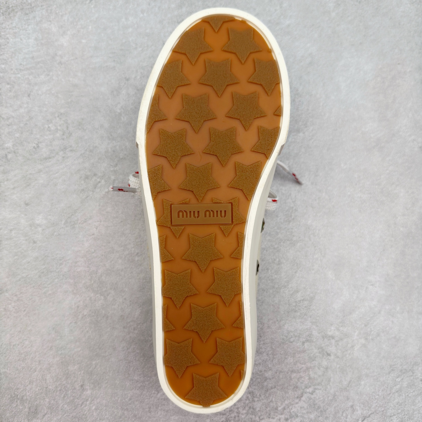 图片[9]-MiuMiu 缪缪 最新款 水洗 丹宁 牛仔布 帆布鞋 厚底 休闲 运动鞋 小红书爆款推荐 原版购入开发 做货 这款运动鞋体现了Miu Miu的探索精神。水洗丹宁牛仔的独特质感与皮革和棉质鞋带细节设计相得益彰，搭配坚韧耐穿的鞋底，尽显休闲气息 配送专柜精美包装🛍📦 ▪️面料： 原版定制进口高密度帆布 ▪️内里：原版定制高密度帆布 ▪️鞋底：原版开模防滑橡胶材质 ▪️底厚：3CM ▪️尺码：35 36 37 38 39 40-选品中心