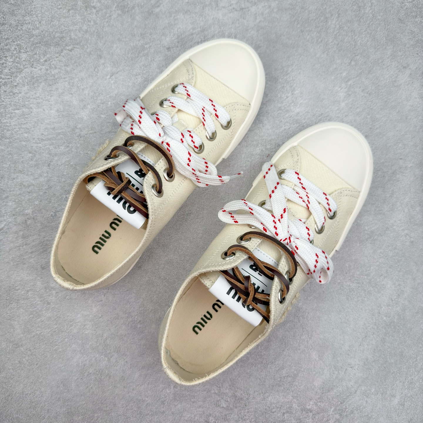图片[3]-MiuMiu 缪缪 最新款 水洗 丹宁 牛仔布 帆布鞋 厚底 休闲 运动鞋 小红书爆款推荐 原版购入开发 做货 这款运动鞋体现了Miu Miu的探索精神。水洗丹宁牛仔的独特质感与皮革和棉质鞋带细节设计相得益彰，搭配坚韧耐穿的鞋底，尽显休闲气息 配送专柜精美包装🛍📦 ▪️面料： 原版定制进口高密度帆布 ▪️内里：原版定制高密度帆布 ▪️鞋底：原版开模防滑橡胶材质 ▪️底厚：3CM ▪️尺码：35 36 37 38 39 40-选品中心