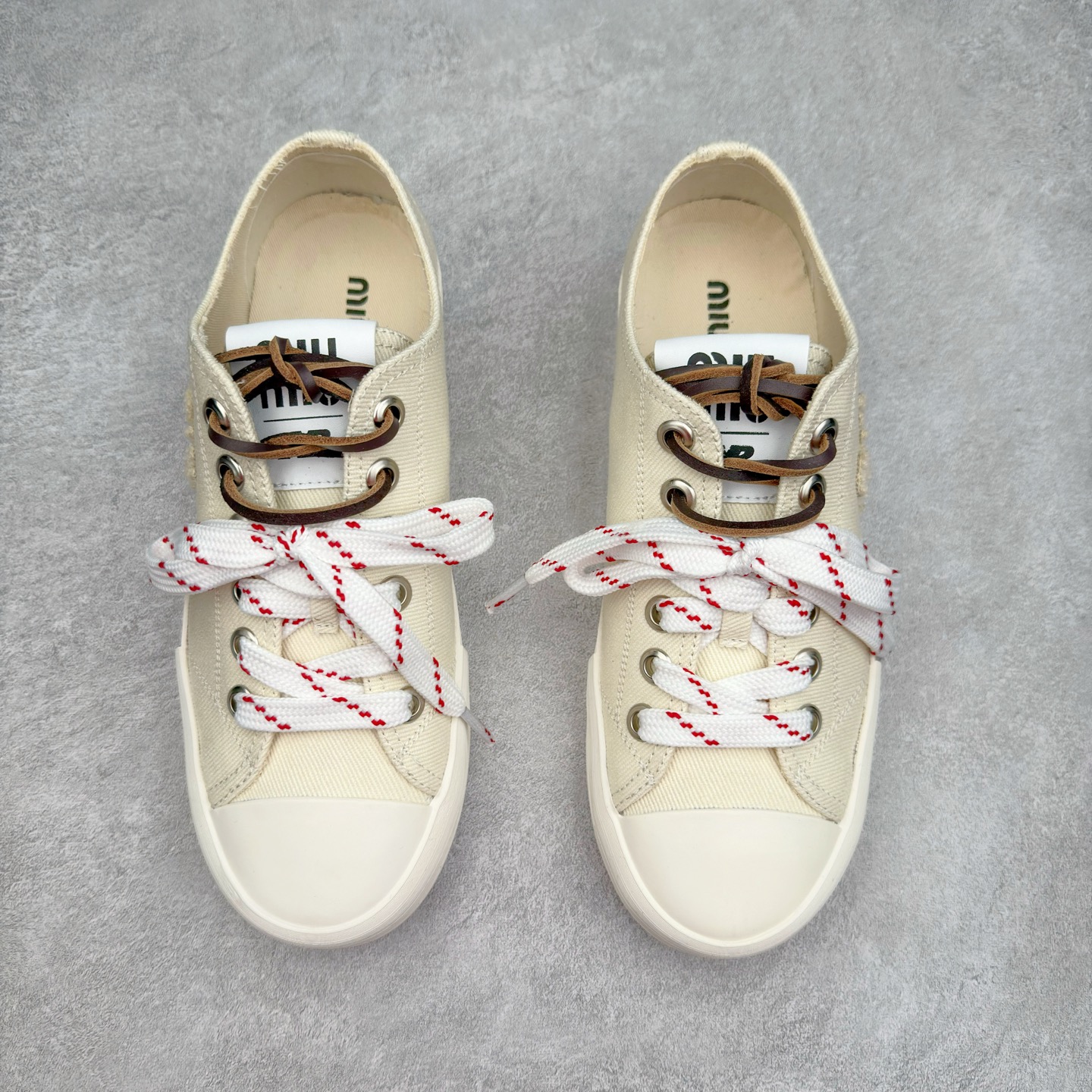 图片[2]-MiuMiu 缪缪 最新款 水洗 丹宁 牛仔布 帆布鞋 厚底 休闲 运动鞋 小红书爆款推荐 原版购入开发 做货 这款运动鞋体现了Miu Miu的探索精神。水洗丹宁牛仔的独特质感与皮革和棉质鞋带细节设计相得益彰，搭配坚韧耐穿的鞋底，尽显休闲气息 配送专柜精美包装🛍📦 ▪️面料： 原版定制进口高密度帆布 ▪️内里：原版定制高密度帆布 ▪️鞋底：原版开模防滑橡胶材质 ▪️底厚：3CM ▪️尺码：35 36 37 38 39 40-选品中心