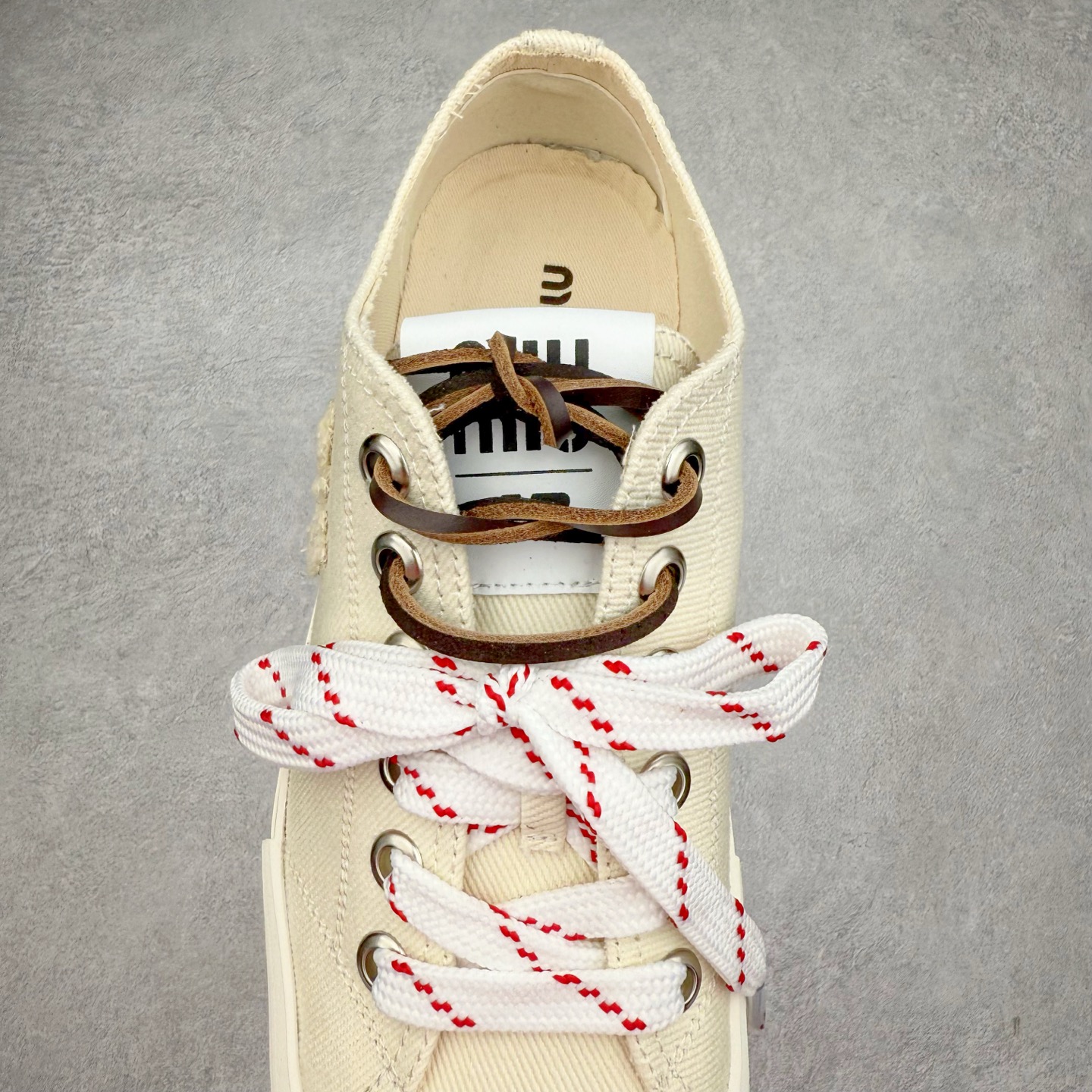 图片[5]-MiuMiu 缪缪 最新款 水洗 丹宁 牛仔布 帆布鞋 厚底 休闲 运动鞋 小红书爆款推荐 原版购入开发 做货 这款运动鞋体现了Miu Miu的探索精神。水洗丹宁牛仔的独特质感与皮革和棉质鞋带细节设计相得益彰，搭配坚韧耐穿的鞋底，尽显休闲气息 配送专柜精美包装🛍📦 ▪️面料： 原版定制进口高密度帆布 ▪️内里：原版定制高密度帆布 ▪️鞋底：原版开模防滑橡胶材质 ▪️底厚：3CM ▪️尺码：35 36 37 38 39 40-选品中心