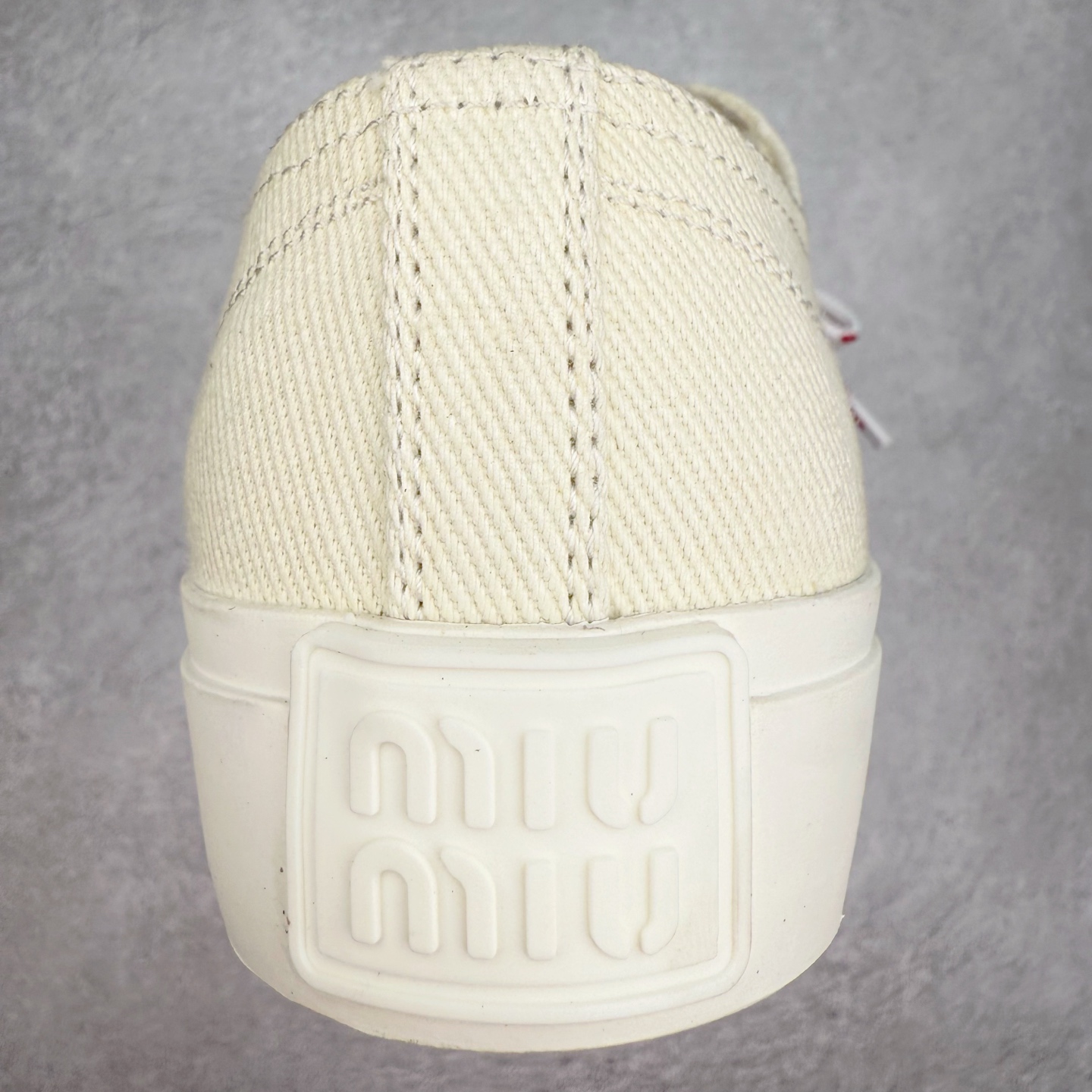 图片[8]-MiuMiu 缪缪 最新款 水洗 丹宁 牛仔布 帆布鞋 厚底 休闲 运动鞋 小红书爆款推荐 原版购入开发 做货 这款运动鞋体现了Miu Miu的探索精神。水洗丹宁牛仔的独特质感与皮革和棉质鞋带细节设计相得益彰，搭配坚韧耐穿的鞋底，尽显休闲气息 配送专柜精美包装🛍📦 ▪️面料： 原版定制进口高密度帆布 ▪️内里：原版定制高密度帆布 ▪️鞋底：原版开模防滑橡胶材质 ▪️底厚：3CM ▪️尺码：35 36 37 38 39 40-选品中心