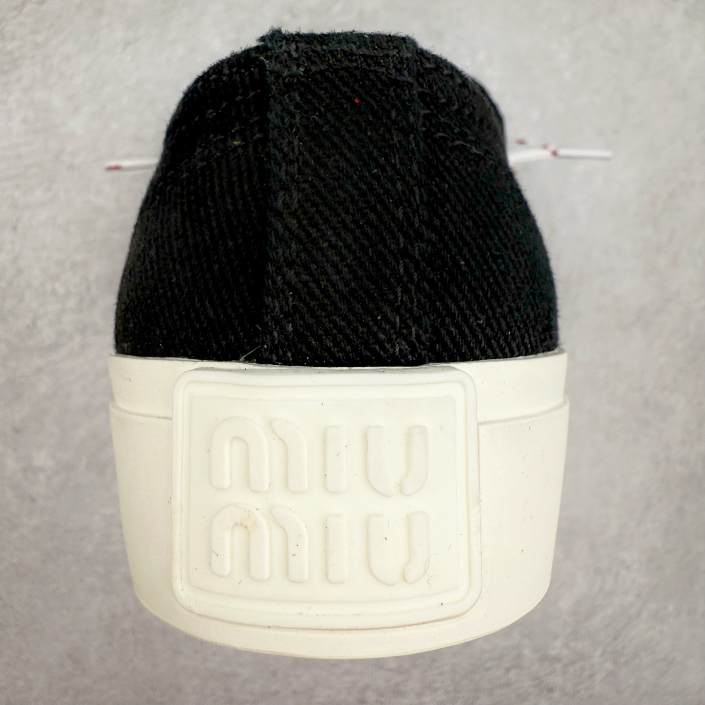 图片[8]-MiuMiu 缪缪 最新款 水洗 丹宁 牛仔布 帆布鞋 厚底 休闲 运动鞋 小红书爆款推荐 原版购入开发 做货 这款运动鞋体现了Miu Miu的探索精神。水洗丹宁牛仔的独特质感与皮革和棉质鞋带细节设计相得益彰，搭配坚韧耐穿的鞋底，尽显休闲气息 配送专柜精美包装🛍📦 ▪️面料： 原版定制进口高密度帆布 ▪️内里：原版定制高密度帆布 ▪️鞋底：原版开模防滑橡胶材质 ▪️底厚：3CM ▪️尺码：35 36 37 38 39 40-选品中心