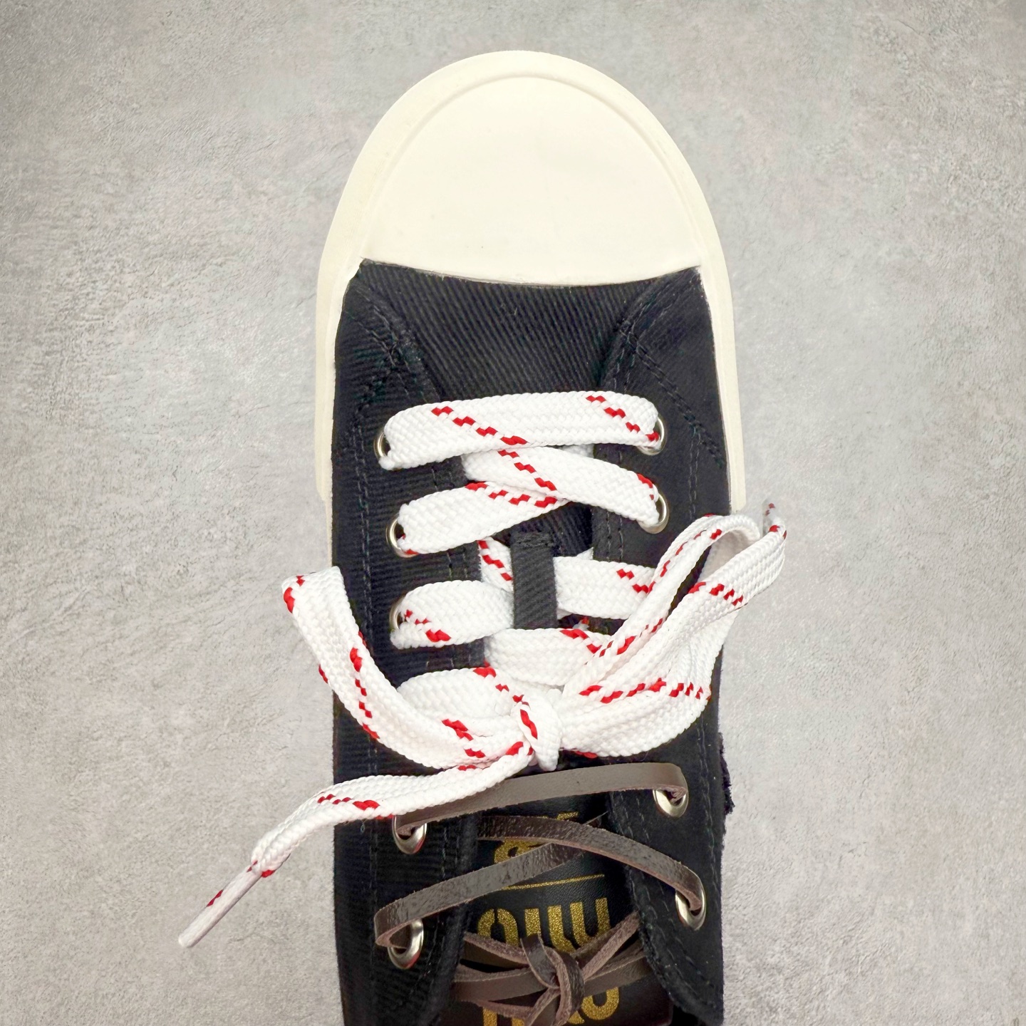 图片[4]-MiuMiu 缪缪 最新款 水洗 丹宁 牛仔布 帆布鞋 厚底 休闲 运动鞋 小红书爆款推荐 原版购入开发 做货 这款运动鞋体现了Miu Miu的探索精神。水洗丹宁牛仔的独特质感与皮革和棉质鞋带细节设计相得益彰，搭配坚韧耐穿的鞋底，尽显休闲气息 配送专柜精美包装🛍📦 ▪️面料： 原版定制进口高密度帆布 ▪️内里：原版定制高密度帆布 ▪️鞋底：原版开模防滑橡胶材质 ▪️底厚：3CM ▪️尺码：35 36 37 38 39 40-选品中心