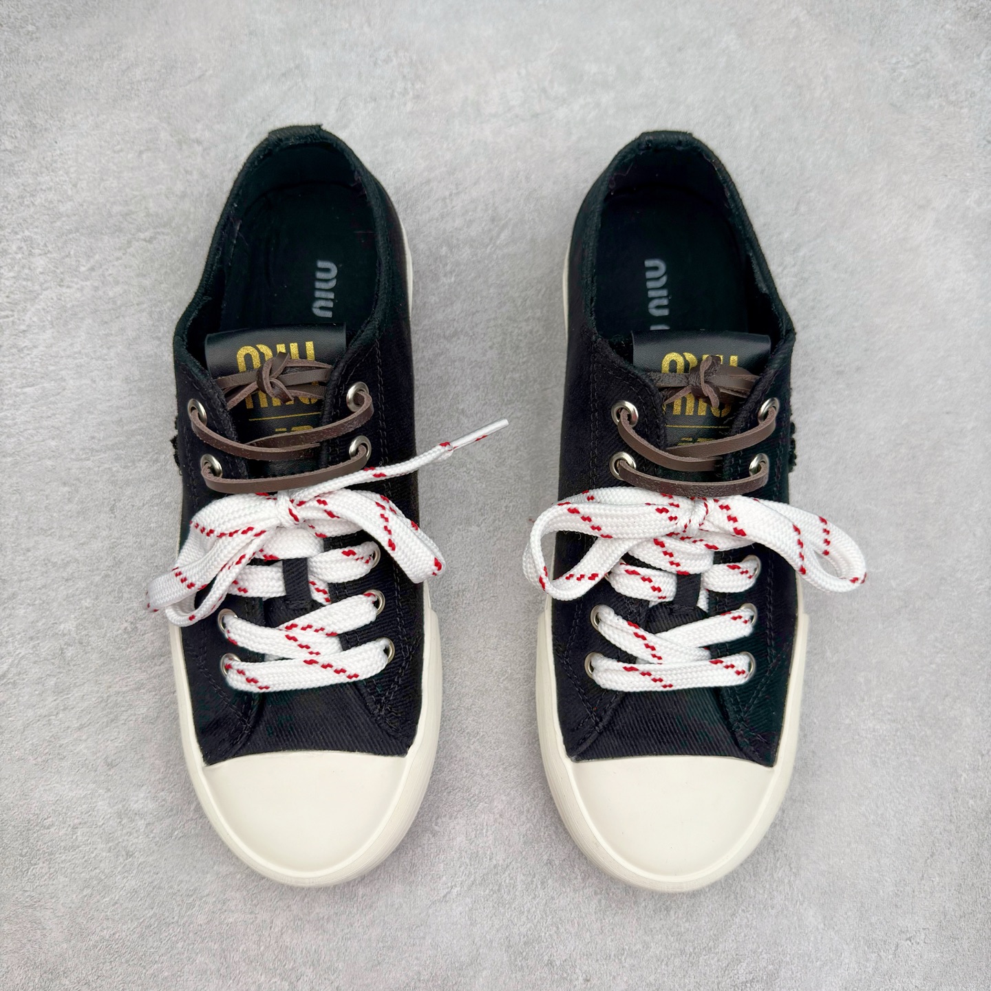 图片[2]-MiuMiu 缪缪 最新款 水洗 丹宁 牛仔布 帆布鞋 厚底 休闲 运动鞋 小红书爆款推荐 原版购入开发 做货 这款运动鞋体现了Miu Miu的探索精神。水洗丹宁牛仔的独特质感与皮革和棉质鞋带细节设计相得益彰，搭配坚韧耐穿的鞋底，尽显休闲气息 配送专柜精美包装🛍📦 ▪️面料： 原版定制进口高密度帆布 ▪️内里：原版定制高密度帆布 ▪️鞋底：原版开模防滑橡胶材质 ▪️底厚：3CM ▪️尺码：35 36 37 38 39 40-选品中心