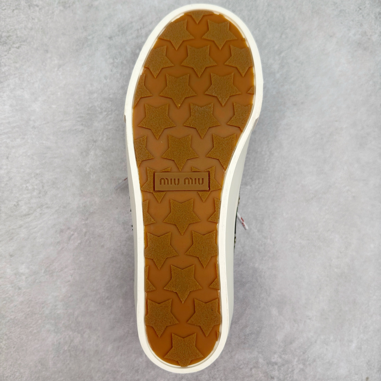 图片[9]-MiuMiu 缪缪 最新款 水洗 丹宁 牛仔布 帆布鞋 厚底 休闲 运动鞋 小红书爆款推荐 原版购入开发 做货 这款运动鞋体现了Miu Miu的探索精神。水洗丹宁牛仔的独特质感与皮革和棉质鞋带细节设计相得益彰，搭配坚韧耐穿的鞋底，尽显休闲气息 配送专柜精美包装🛍📦 ▪️面料： 原版定制进口高密度帆布 ▪️内里：原版定制高密度帆布 ▪️鞋底：原版开模防滑橡胶材质 ▪️底厚：3CM ▪️尺码：35 36 37 38 39 40-选品中心