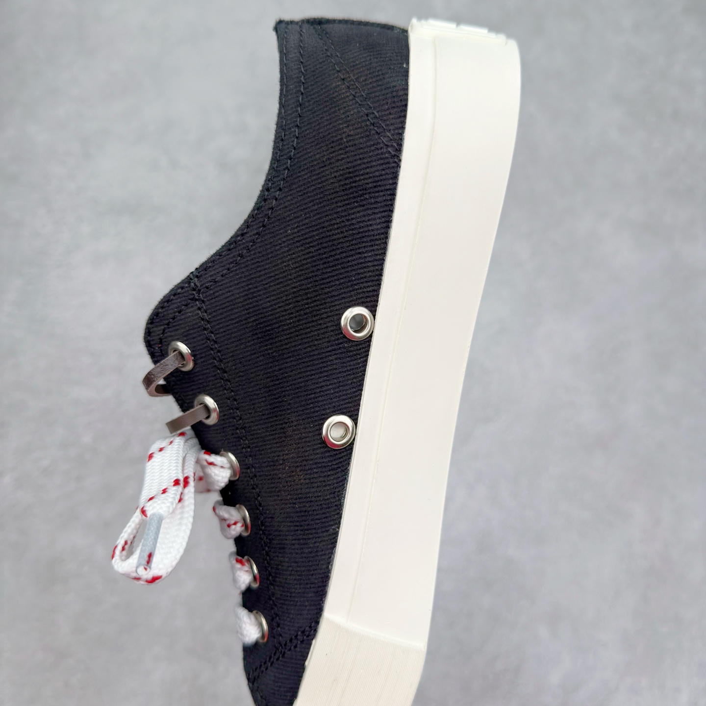 图片[7]-MiuMiu 缪缪 最新款 水洗 丹宁 牛仔布 帆布鞋 厚底 休闲 运动鞋 小红书爆款推荐 原版购入开发 做货 这款运动鞋体现了Miu Miu的探索精神。水洗丹宁牛仔的独特质感与皮革和棉质鞋带细节设计相得益彰，搭配坚韧耐穿的鞋底，尽显休闲气息 配送专柜精美包装🛍📦 ▪️面料： 原版定制进口高密度帆布 ▪️内里：原版定制高密度帆布 ▪️鞋底：原版开模防滑橡胶材质 ▪️底厚：3CM ▪️尺码：35 36 37 38 39 40-选品中心