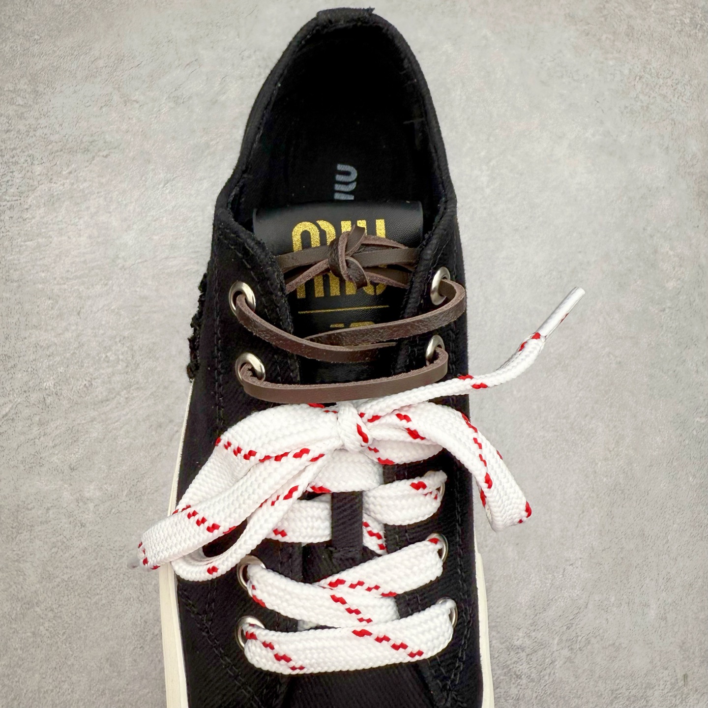 图片[5]-MiuMiu 缪缪 最新款 水洗 丹宁 牛仔布 帆布鞋 厚底 休闲 运动鞋 小红书爆款推荐 原版购入开发 做货 这款运动鞋体现了Miu Miu的探索精神。水洗丹宁牛仔的独特质感与皮革和棉质鞋带细节设计相得益彰，搭配坚韧耐穿的鞋底，尽显休闲气息 配送专柜精美包装🛍📦 ▪️面料： 原版定制进口高密度帆布 ▪️内里：原版定制高密度帆布 ▪️鞋底：原版开模防滑橡胶材质 ▪️底厚：3CM ▪️尺码：35 36 37 38 39 40-选品中心