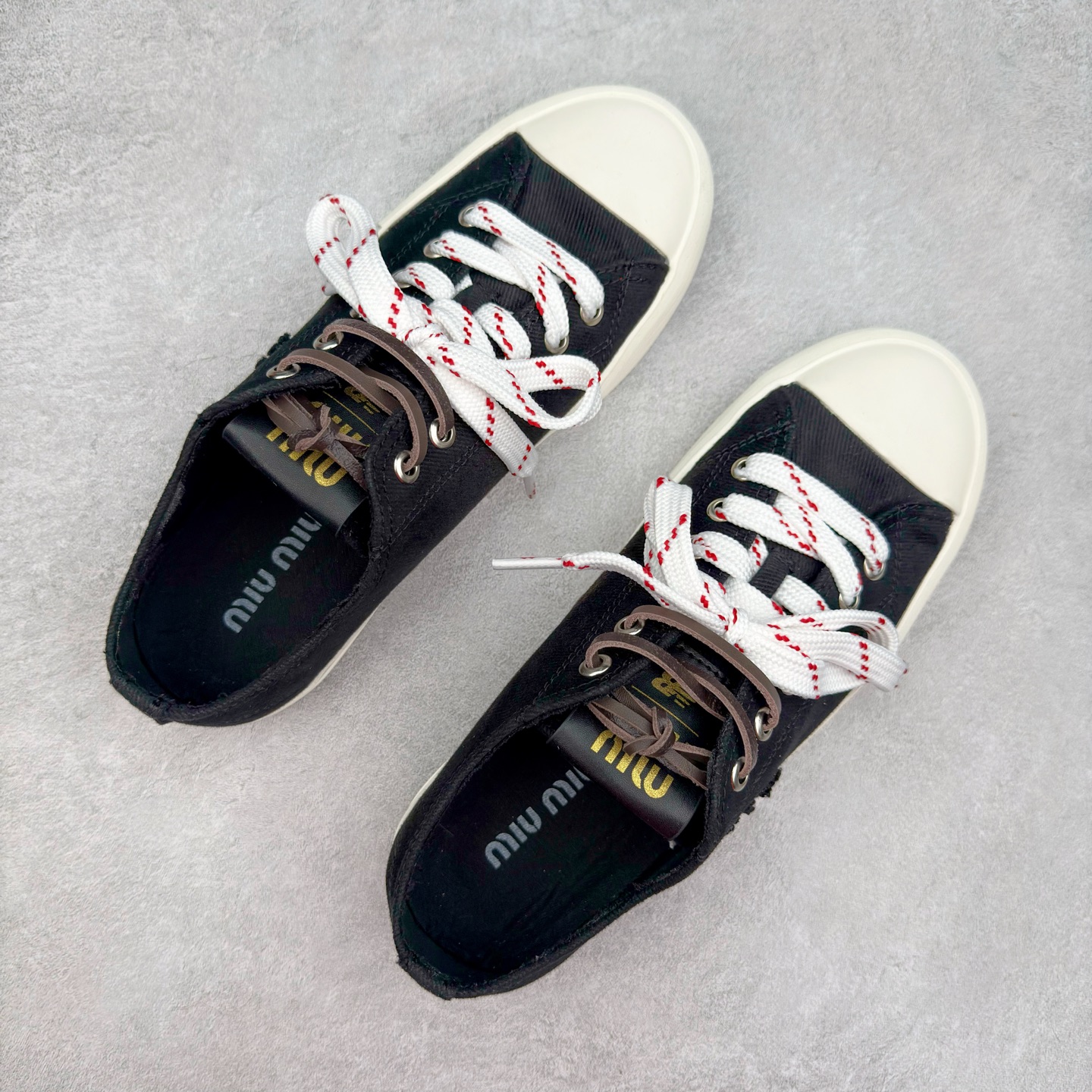 图片[3]-MiuMiu 缪缪 最新款 水洗 丹宁 牛仔布 帆布鞋 厚底 休闲 运动鞋 小红书爆款推荐 原版购入开发 做货 这款运动鞋体现了Miu Miu的探索精神。水洗丹宁牛仔的独特质感与皮革和棉质鞋带细节设计相得益彰，搭配坚韧耐穿的鞋底，尽显休闲气息 配送专柜精美包装🛍📦 ▪️面料： 原版定制进口高密度帆布 ▪️内里：原版定制高密度帆布 ▪️鞋底：原版开模防滑橡胶材质 ▪️底厚：3CM ▪️尺码：35 36 37 38 39 40-选品中心