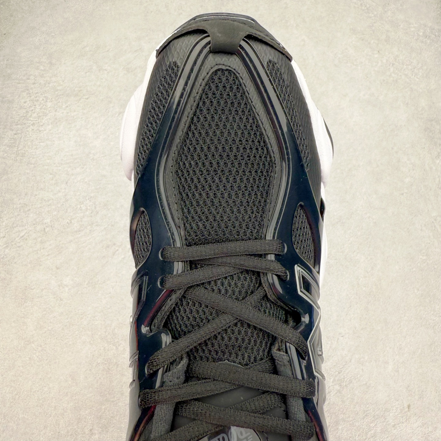 图片[4]-New Balance NB9060 复古运动鞋 新百伦又带来了新鞋型 并且是与芝加哥街头品牌 Joe Freshgoods 的联名款 鞋身主体采用了类似 990 系列的设计风格 与传统复古慢跑鞋区别不大 最大的变化就是鞋底部分 在传统设计的中底外层 增加了多个分区的模块 圆润的线条设计与我们熟悉的 New Balance 风格截然不同 但与同样充满弧形线条的鞋面搭配 看起来毫无违和感 尺码：36-45-选品中心