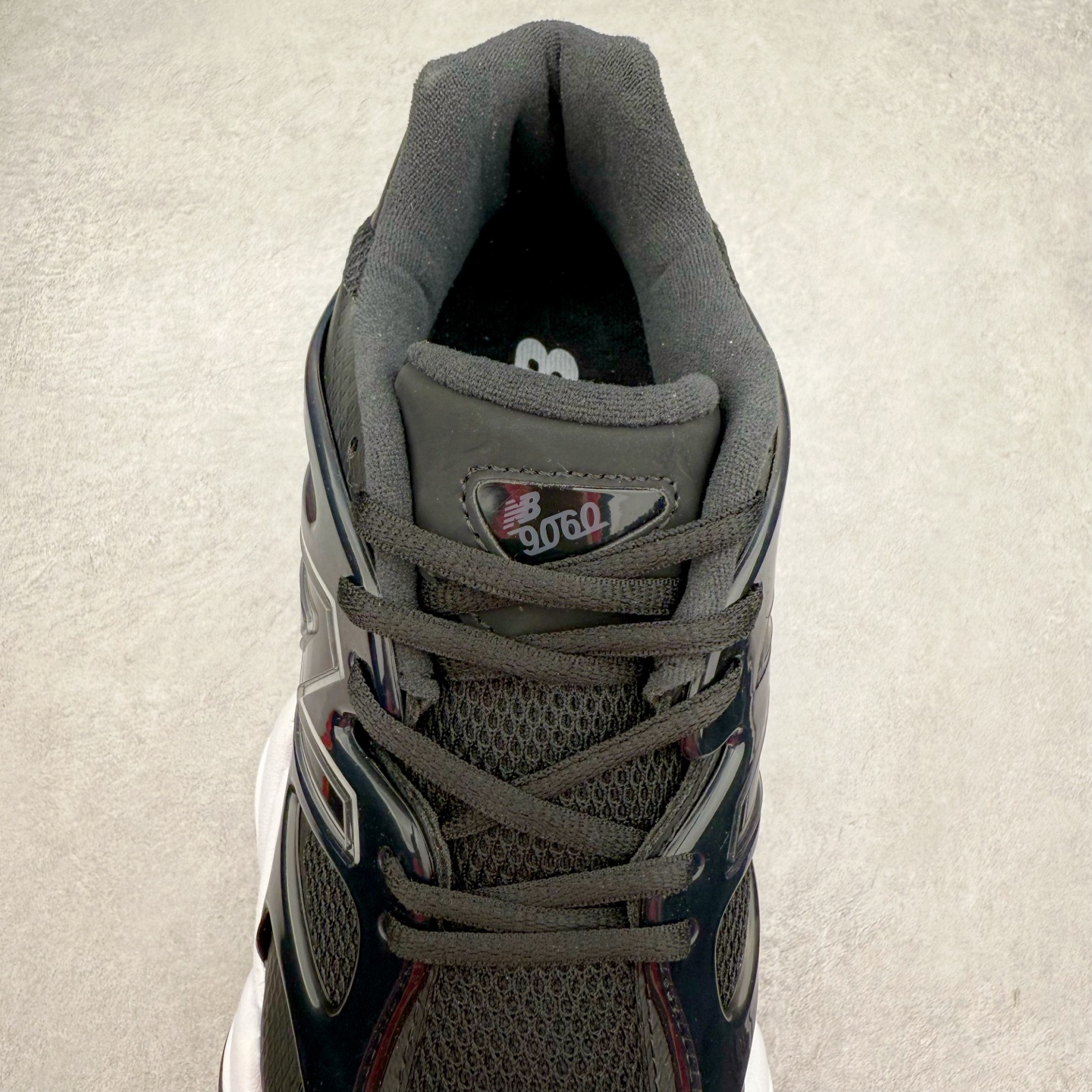 图片[5]-New Balance NB9060 复古运动鞋 新百伦又带来了新鞋型 并且是与芝加哥街头品牌 Joe Freshgoods 的联名款 鞋身主体采用了类似 990 系列的设计风格 与传统复古慢跑鞋区别不大 最大的变化就是鞋底部分 在传统设计的中底外层 增加了多个分区的模块 圆润的线条设计与我们熟悉的 New Balance 风格截然不同 但与同样充满弧形线条的鞋面搭配 看起来毫无违和感 尺码：36-45-选品中心