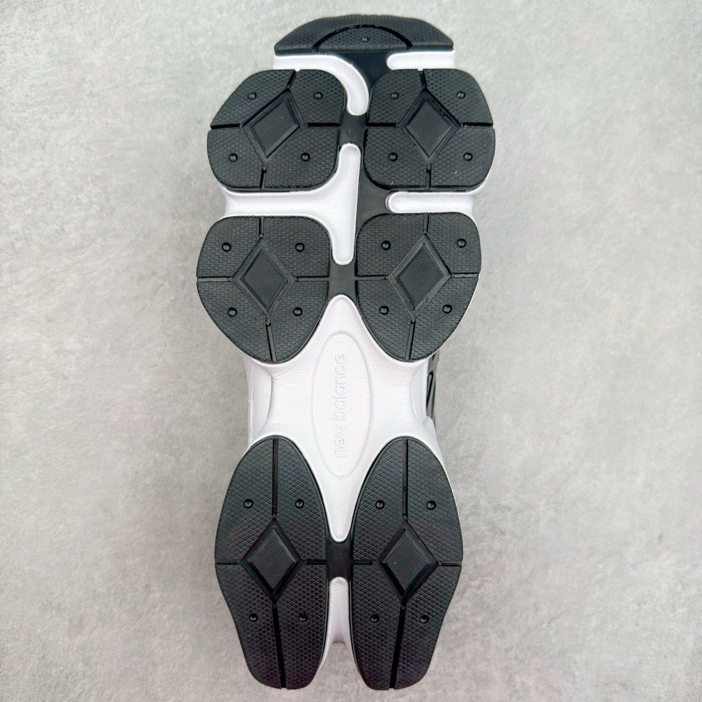 图片[9]-New Balance NB9060 复古运动鞋 新百伦又带来了新鞋型 并且是与芝加哥街头品牌 Joe Freshgoods 的联名款 鞋身主体采用了类似 990 系列的设计风格 与传统复古慢跑鞋区别不大 最大的变化就是鞋底部分 在传统设计的中底外层 增加了多个分区的模块 圆润的线条设计与我们熟悉的 New Balance 风格截然不同 但与同样充满弧形线条的鞋面搭配 看起来毫无违和感 尺码：36-45-选品中心