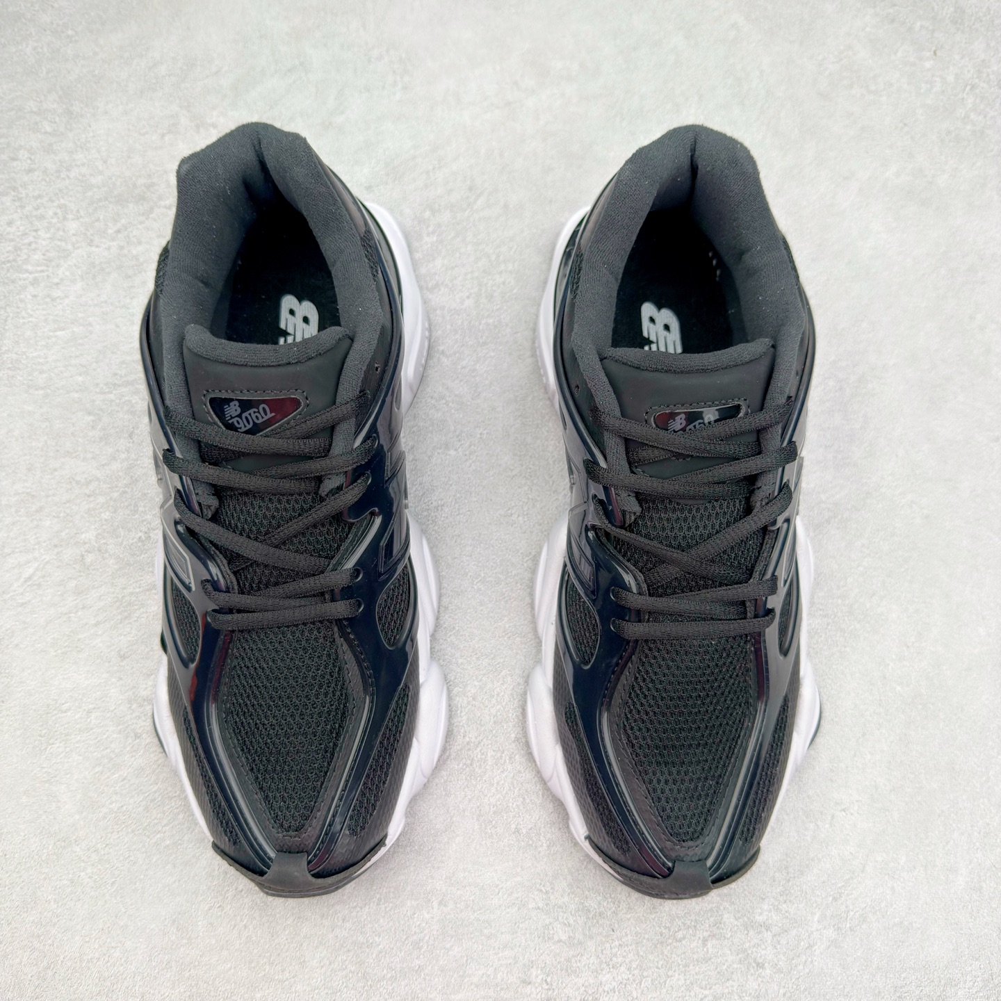 图片[2]-New Balance NB9060 复古运动鞋 新百伦又带来了新鞋型 并且是与芝加哥街头品牌 Joe Freshgoods 的联名款 鞋身主体采用了类似 990 系列的设计风格 与传统复古慢跑鞋区别不大 最大的变化就是鞋底部分 在传统设计的中底外层 增加了多个分区的模块 圆润的线条设计与我们熟悉的 New Balance 风格截然不同 但与同样充满弧形线条的鞋面搭配 看起来毫无违和感 尺码：36-45-选品中心