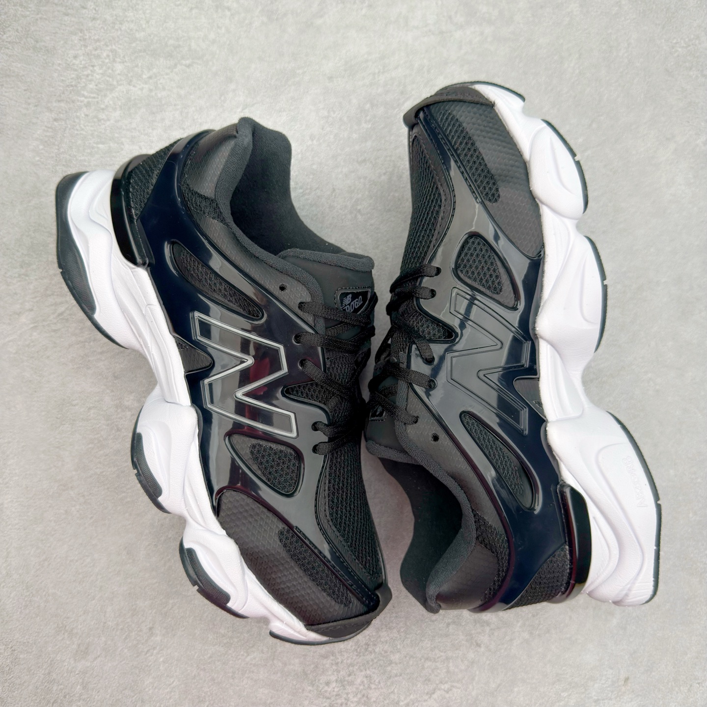 图片[3]-New Balance NB9060 复古运动鞋 新百伦又带来了新鞋型 并且是与芝加哥街头品牌 Joe Freshgoods 的联名款 鞋身主体采用了类似 990 系列的设计风格 与传统复古慢跑鞋区别不大 最大的变化就是鞋底部分 在传统设计的中底外层 增加了多个分区的模块 圆润的线条设计与我们熟悉的 New Balance 风格截然不同 但与同样充满弧形线条的鞋面搭配 看起来毫无违和感 尺码：36-45-选品中心