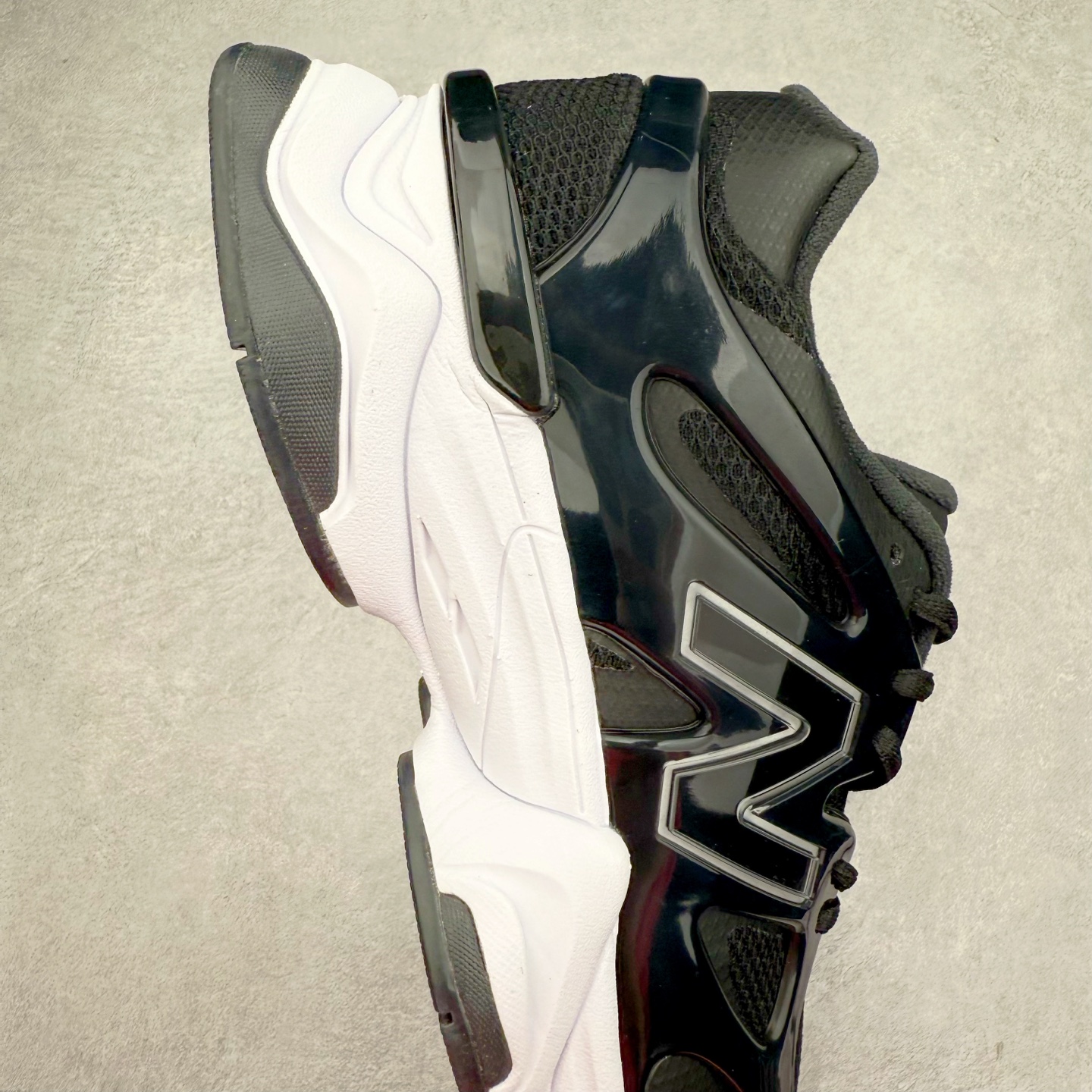 图片[6]-New Balance NB9060 复古运动鞋 新百伦又带来了新鞋型 并且是与芝加哥街头品牌 Joe Freshgoods 的联名款 鞋身主体采用了类似 990 系列的设计风格 与传统复古慢跑鞋区别不大 最大的变化就是鞋底部分 在传统设计的中底外层 增加了多个分区的模块 圆润的线条设计与我们熟悉的 New Balance 风格截然不同 但与同样充满弧形线条的鞋面搭配 看起来毫无违和感 尺码：36-45-选品中心