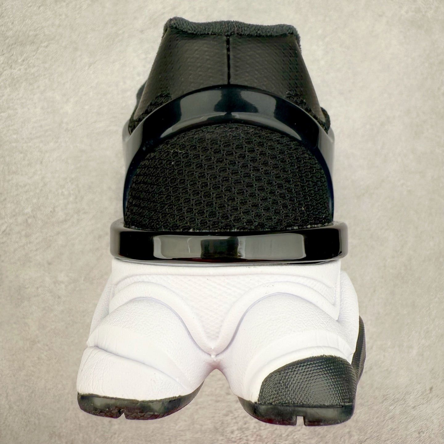 图片[8]-New Balance NB9060 复古运动鞋 新百伦又带来了新鞋型 并且是与芝加哥街头品牌 Joe Freshgoods 的联名款 鞋身主体采用了类似 990 系列的设计风格 与传统复古慢跑鞋区别不大 最大的变化就是鞋底部分 在传统设计的中底外层 增加了多个分区的模块 圆润的线条设计与我们熟悉的 New Balance 风格截然不同 但与同样充满弧形线条的鞋面搭配 看起来毫无违和感 尺码：36-45-选品中心