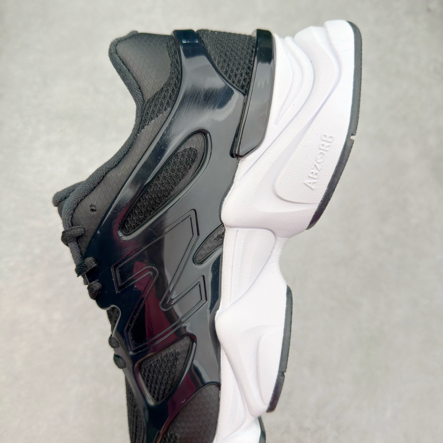 图片[7]-New Balance NB9060 复古运动鞋 新百伦又带来了新鞋型 并且是与芝加哥街头品牌 Joe Freshgoods 的联名款 鞋身主体采用了类似 990 系列的设计风格 与传统复古慢跑鞋区别不大 最大的变化就是鞋底部分 在传统设计的中底外层 增加了多个分区的模块 圆润的线条设计与我们熟悉的 New Balance 风格截然不同 但与同样充满弧形线条的鞋面搭配 看起来毫无违和感 尺码：36-45-选品中心