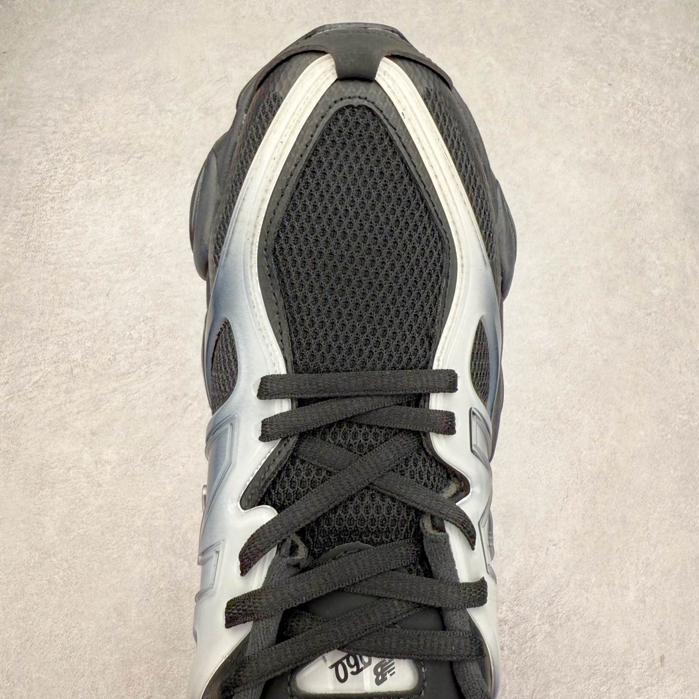 图片[4]-New Balance NB9060 复古运动鞋 新百伦又带来了新鞋型 并且是与芝加哥街头品牌 Joe Freshgoods 的联名款 鞋身主体采用了类似 990 系列的设计风格 与传统复古慢跑鞋区别不大 最大的变化就是鞋底部分 在传统设计的中底外层 增加了多个分区的模块 圆润的线条设计与我们熟悉的 New Balance 风格截然不同 但与同样充满弧形线条的鞋面搭配 看起来毫无违和感 尺码：36-45-选品中心