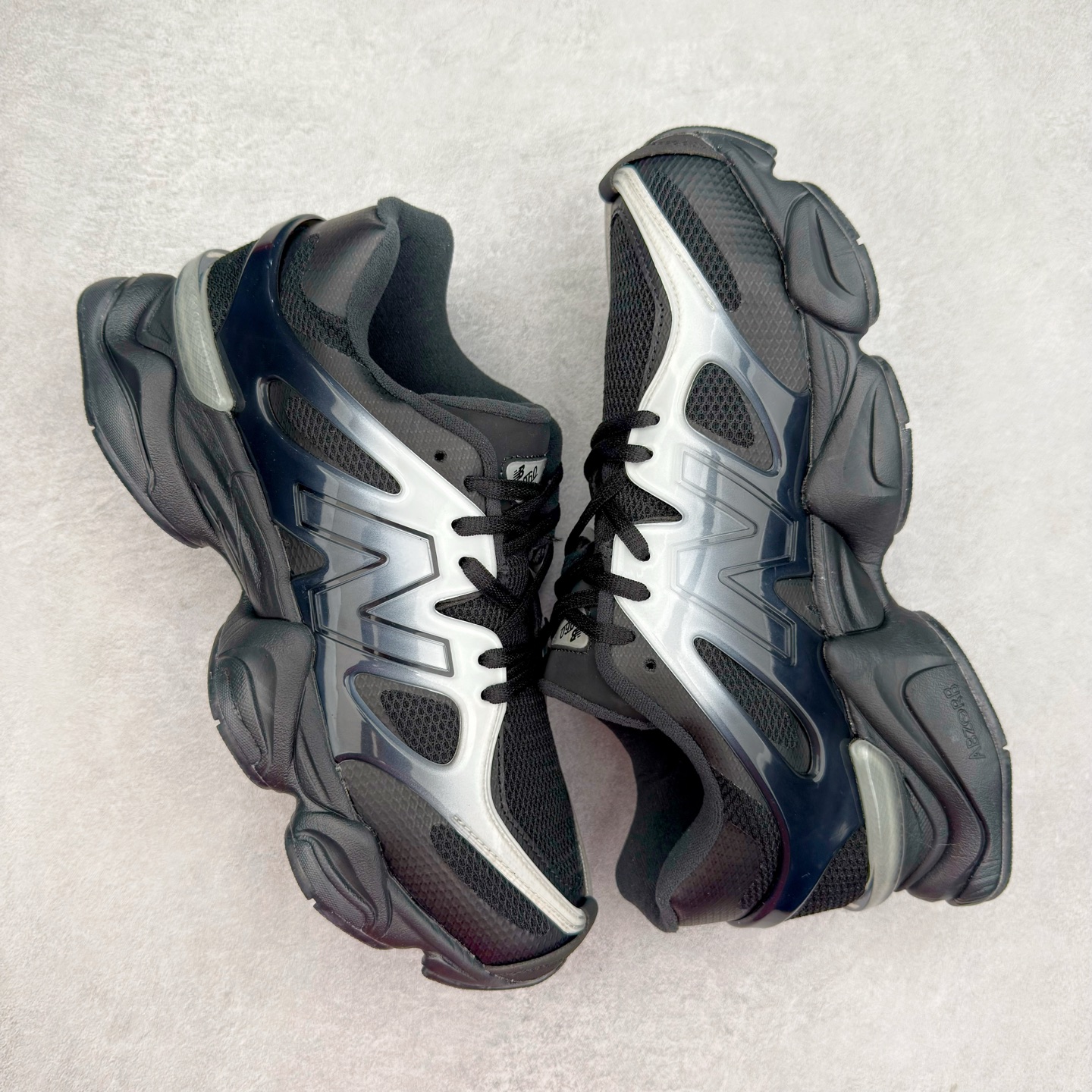 图片[3]-New Balance NB9060 复古运动鞋 新百伦又带来了新鞋型 并且是与芝加哥街头品牌 Joe Freshgoods 的联名款 鞋身主体采用了类似 990 系列的设计风格 与传统复古慢跑鞋区别不大 最大的变化就是鞋底部分 在传统设计的中底外层 增加了多个分区的模块 圆润的线条设计与我们熟悉的 New Balance 风格截然不同 但与同样充满弧形线条的鞋面搭配 看起来毫无违和感 尺码：36-45-选品中心