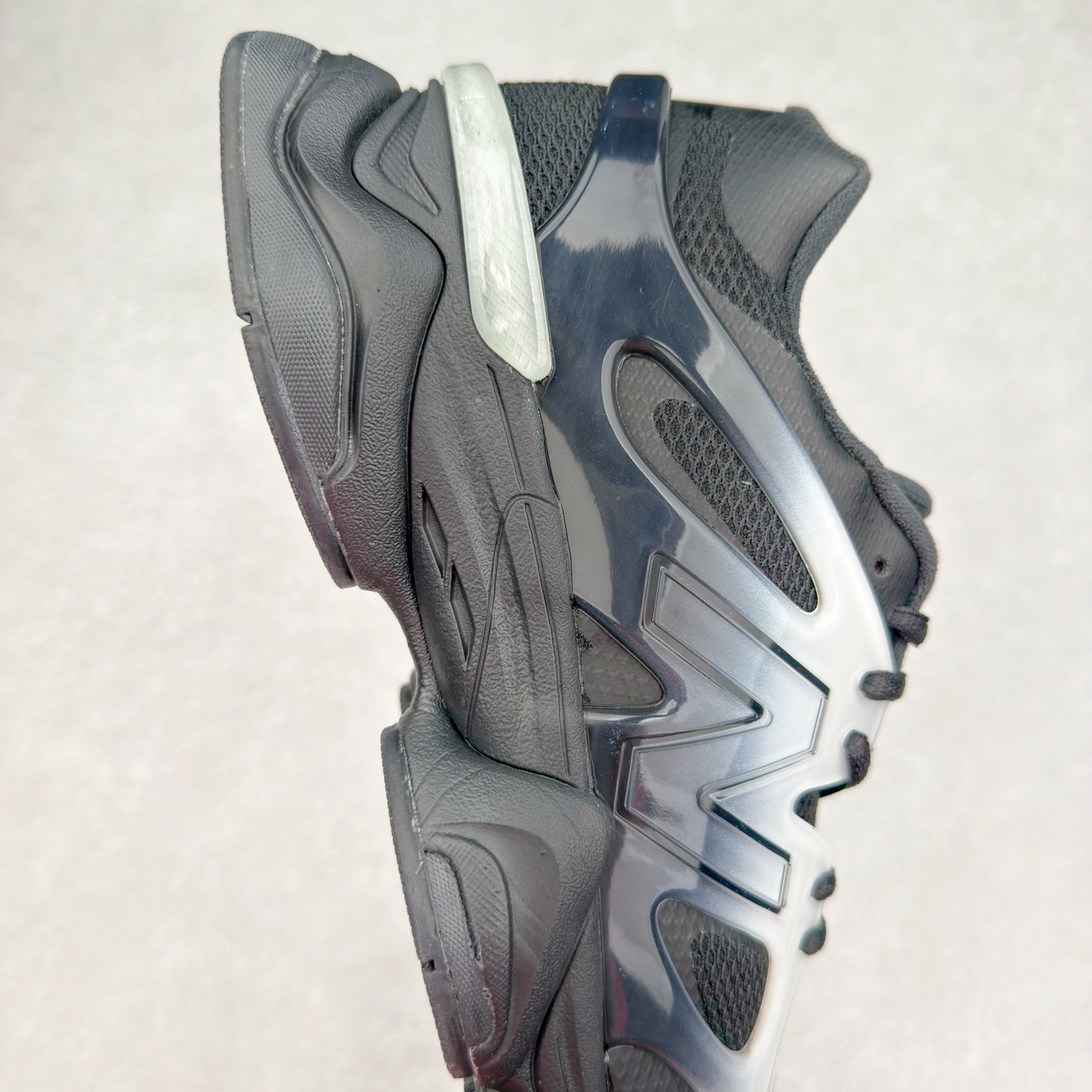 图片[6]-New Balance NB9060 复古运动鞋 新百伦又带来了新鞋型 并且是与芝加哥街头品牌 Joe Freshgoods 的联名款 鞋身主体采用了类似 990 系列的设计风格 与传统复古慢跑鞋区别不大 最大的变化就是鞋底部分 在传统设计的中底外层 增加了多个分区的模块 圆润的线条设计与我们熟悉的 New Balance 风格截然不同 但与同样充满弧形线条的鞋面搭配 看起来毫无违和感 尺码：36-45-选品中心