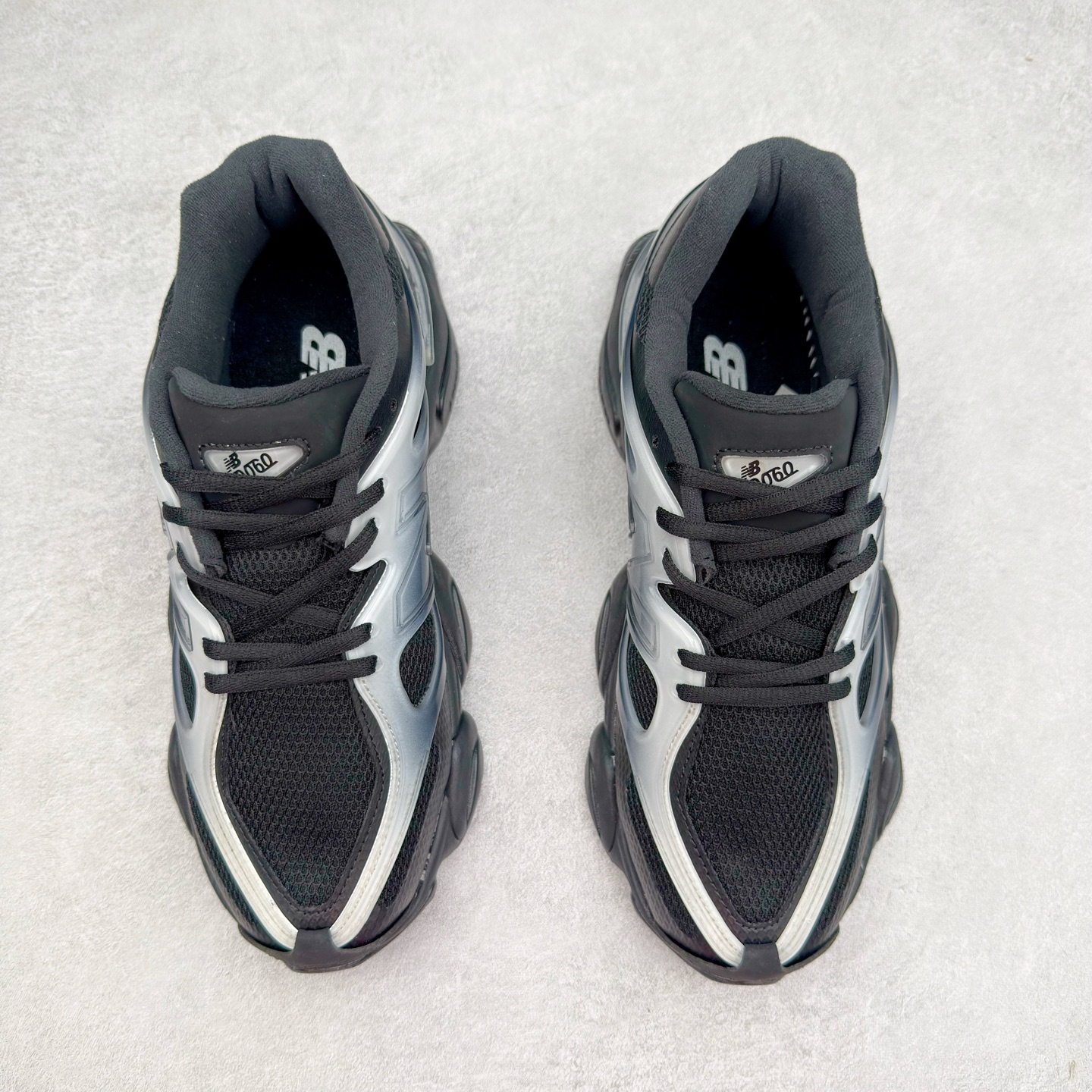 图片[2]-New Balance NB9060 复古运动鞋 新百伦又带来了新鞋型 并且是与芝加哥街头品牌 Joe Freshgoods 的联名款 鞋身主体采用了类似 990 系列的设计风格 与传统复古慢跑鞋区别不大 最大的变化就是鞋底部分 在传统设计的中底外层 增加了多个分区的模块 圆润的线条设计与我们熟悉的 New Balance 风格截然不同 但与同样充满弧形线条的鞋面搭配 看起来毫无违和感 尺码：36-45-选品中心