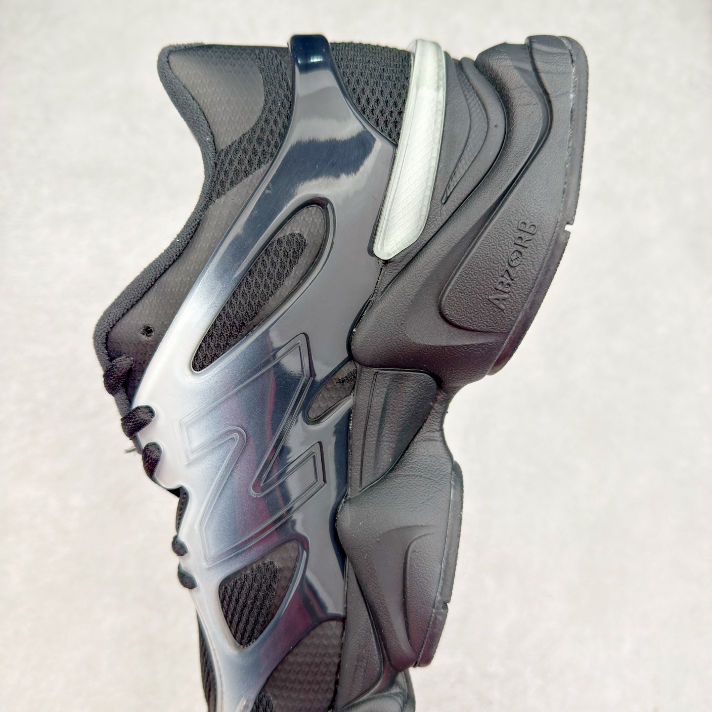 图片[7]-New Balance NB9060 复古运动鞋 新百伦又带来了新鞋型 并且是与芝加哥街头品牌 Joe Freshgoods 的联名款 鞋身主体采用了类似 990 系列的设计风格 与传统复古慢跑鞋区别不大 最大的变化就是鞋底部分 在传统设计的中底外层 增加了多个分区的模块 圆润的线条设计与我们熟悉的 New Balance 风格截然不同 但与同样充满弧形线条的鞋面搭配 看起来毫无违和感 尺码：36-45-选品中心