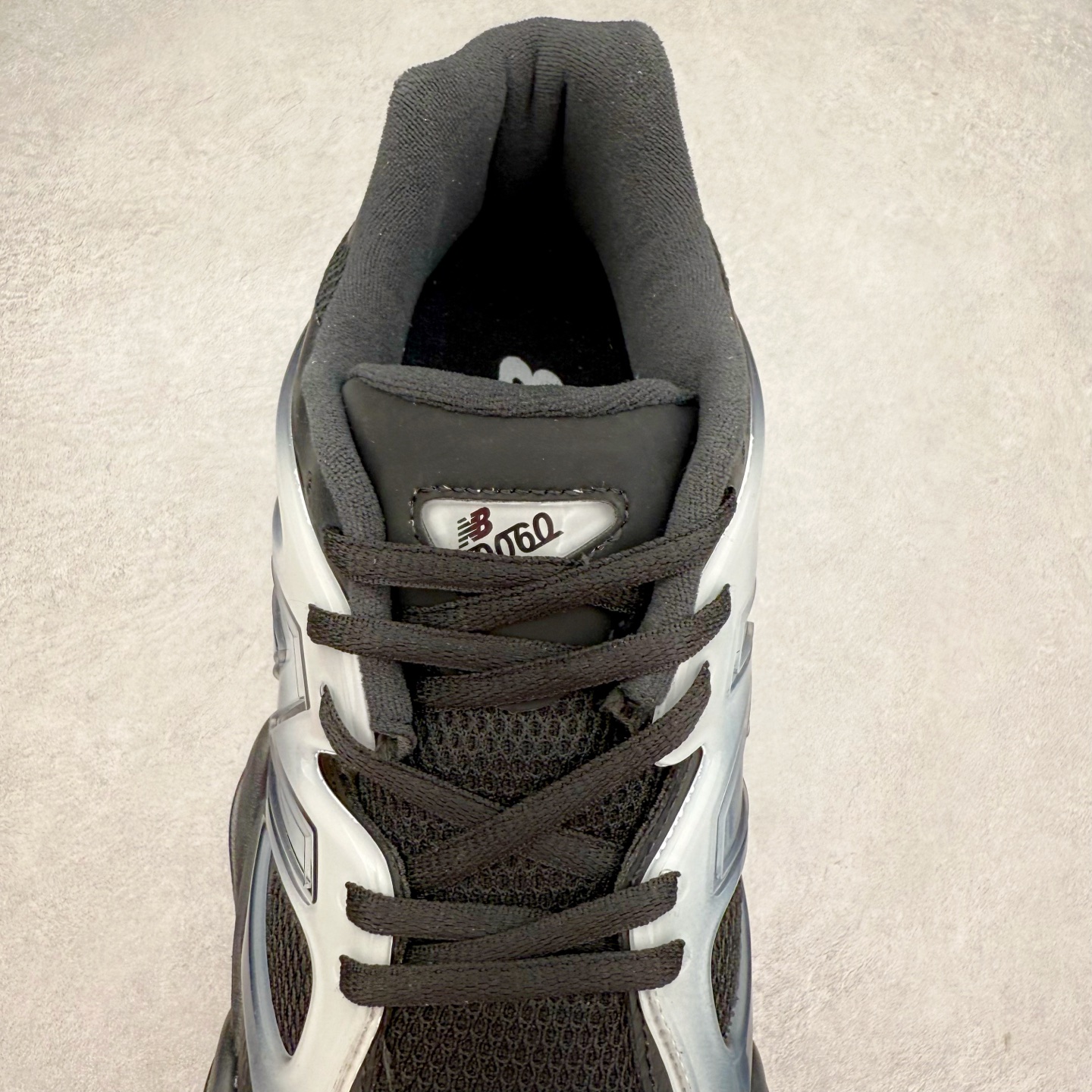 图片[5]-New Balance NB9060 复古运动鞋 新百伦又带来了新鞋型 并且是与芝加哥街头品牌 Joe Freshgoods 的联名款 鞋身主体采用了类似 990 系列的设计风格 与传统复古慢跑鞋区别不大 最大的变化就是鞋底部分 在传统设计的中底外层 增加了多个分区的模块 圆润的线条设计与我们熟悉的 New Balance 风格截然不同 但与同样充满弧形线条的鞋面搭配 看起来毫无违和感 尺码：36-45-选品中心