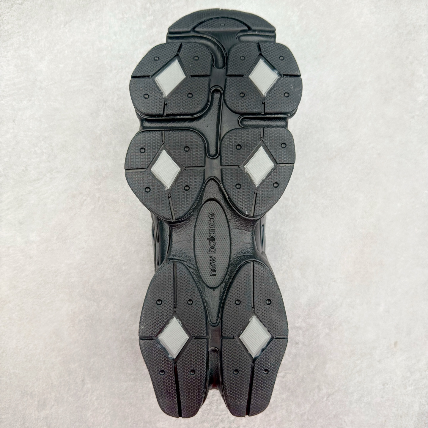 图片[9]-New Balance NB9060 复古运动鞋 新百伦又带来了新鞋型 并且是与芝加哥街头品牌 Joe Freshgoods 的联名款 鞋身主体采用了类似 990 系列的设计风格 与传统复古慢跑鞋区别不大 最大的变化就是鞋底部分 在传统设计的中底外层 增加了多个分区的模块 圆润的线条设计与我们熟悉的 New Balance 风格截然不同 但与同样充满弧形线条的鞋面搭配 看起来毫无违和感 尺码：36-45-选品中心