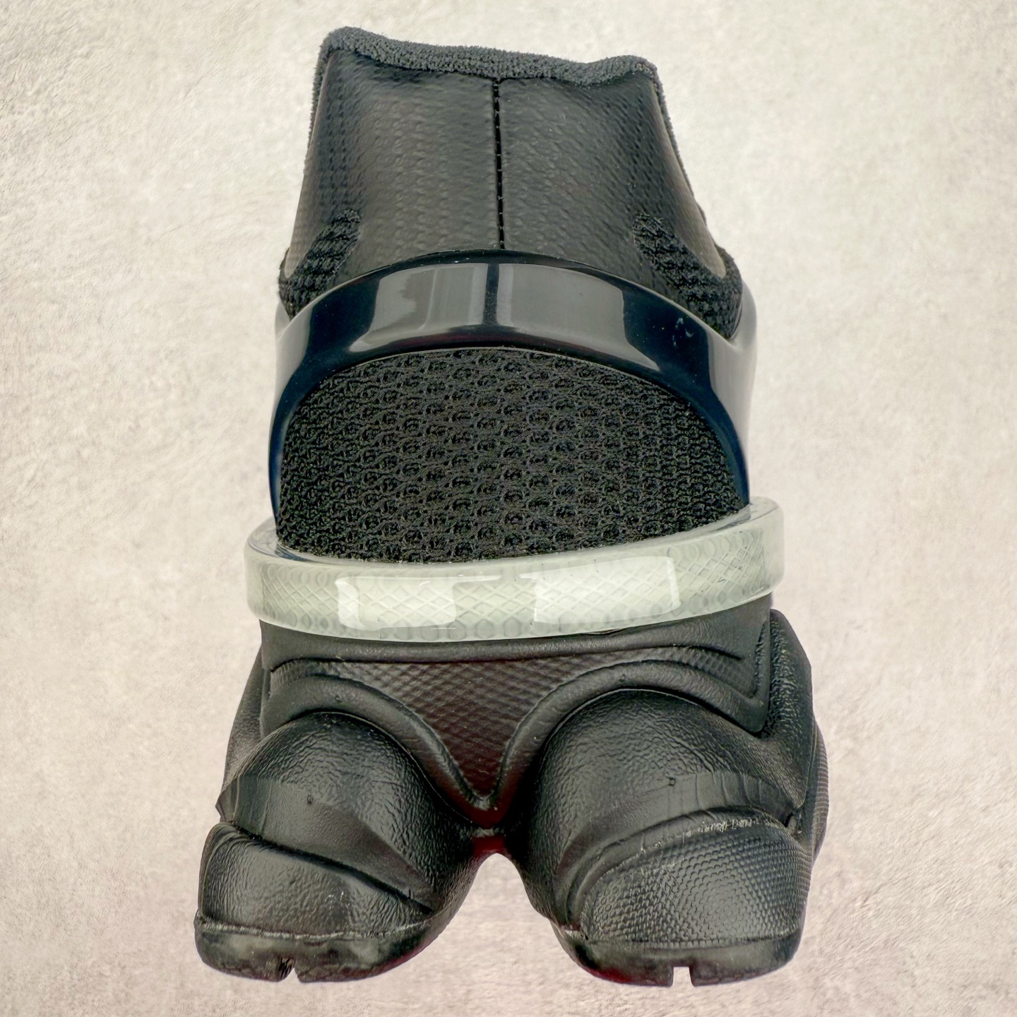 图片[8]-New Balance NB9060 复古运动鞋 新百伦又带来了新鞋型 并且是与芝加哥街头品牌 Joe Freshgoods 的联名款 鞋身主体采用了类似 990 系列的设计风格 与传统复古慢跑鞋区别不大 最大的变化就是鞋底部分 在传统设计的中底外层 增加了多个分区的模块 圆润的线条设计与我们熟悉的 New Balance 风格截然不同 但与同样充满弧形线条的鞋面搭配 看起来毫无违和感 尺码：36-45-选品中心