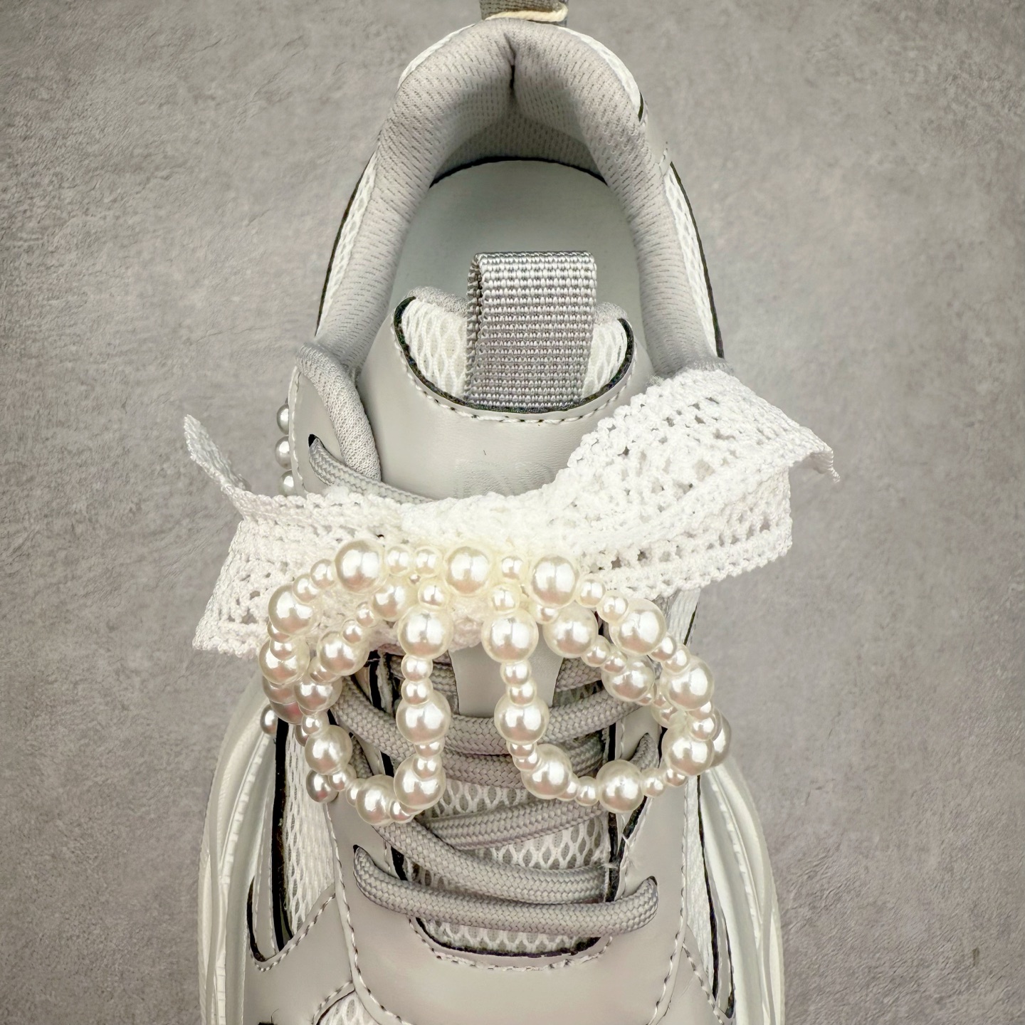 图片[5]-GG-CC Chunky Low雷丝珍珠链休闲运动厚底老爹鞋系列 广东大厂出品 完美细节 GGCC 25ss春夏爆款 厚底增高 大长腿 时髦look轻松定格 不费力展现率性氛围 高档银盒 酷帅机能风不规则设计大底 银白配色好温柔 缎带蝴蝶结/珍珠鞋扣/月牙底 柔软有弹性的月牙底和增加舒适度显腿长的5cm增高 长时间走路和站立都不累脚轻便舒适百搭 不管怎么搭都好看~ 尺码：35 36 37 38 39 40-选品中心