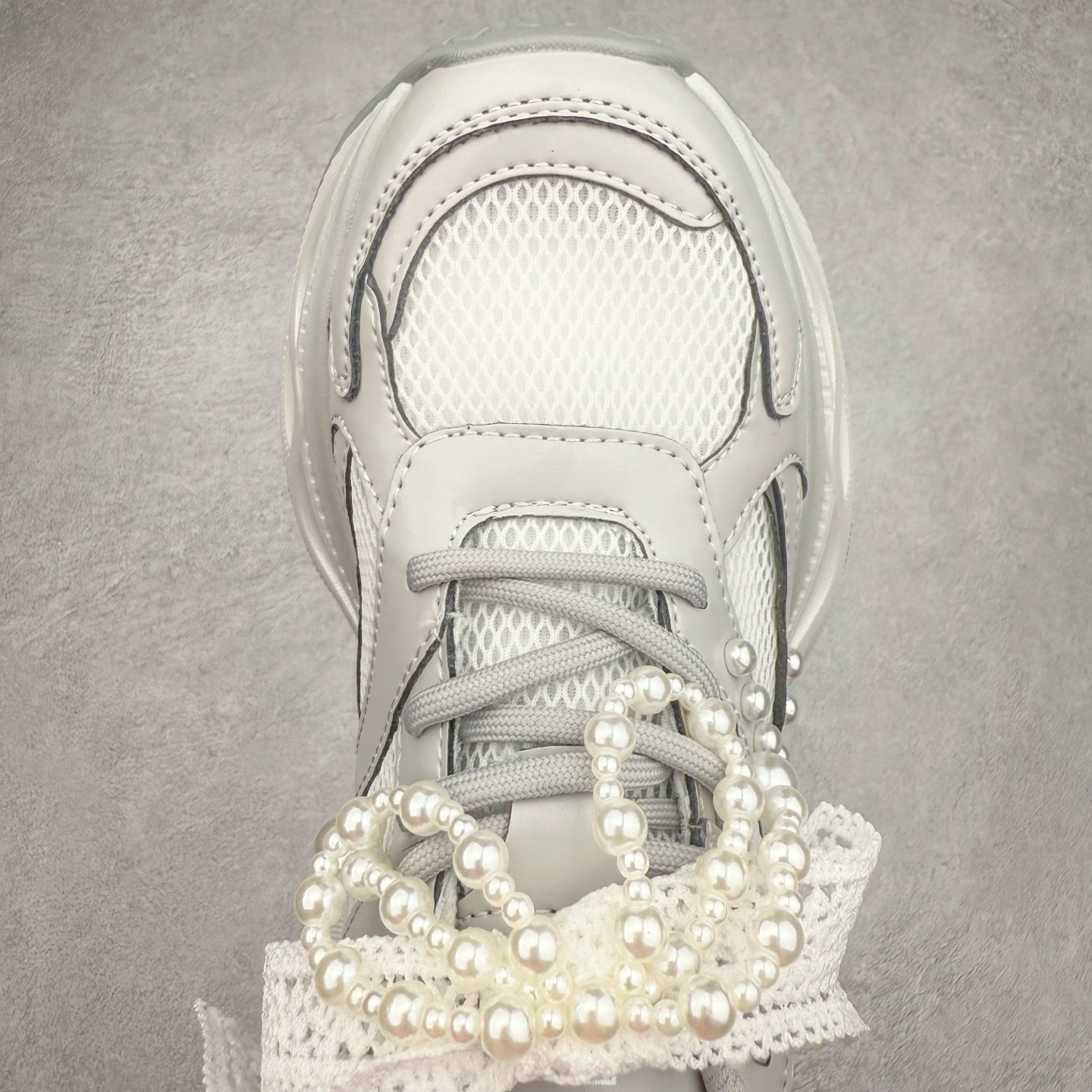 图片[4]-GG-CC Chunky Low雷丝珍珠链休闲运动厚底老爹鞋系列 广东大厂出品 完美细节 GGCC 25ss春夏爆款 厚底增高 大长腿 时髦look轻松定格 不费力展现率性氛围 高档银盒 酷帅机能风不规则设计大底 银白配色好温柔 缎带蝴蝶结/珍珠鞋扣/月牙底 柔软有弹性的月牙底和增加舒适度显腿长的5cm增高 长时间走路和站立都不累脚轻便舒适百搭 不管怎么搭都好看~ 尺码：35 36 37 38 39 40-选品中心