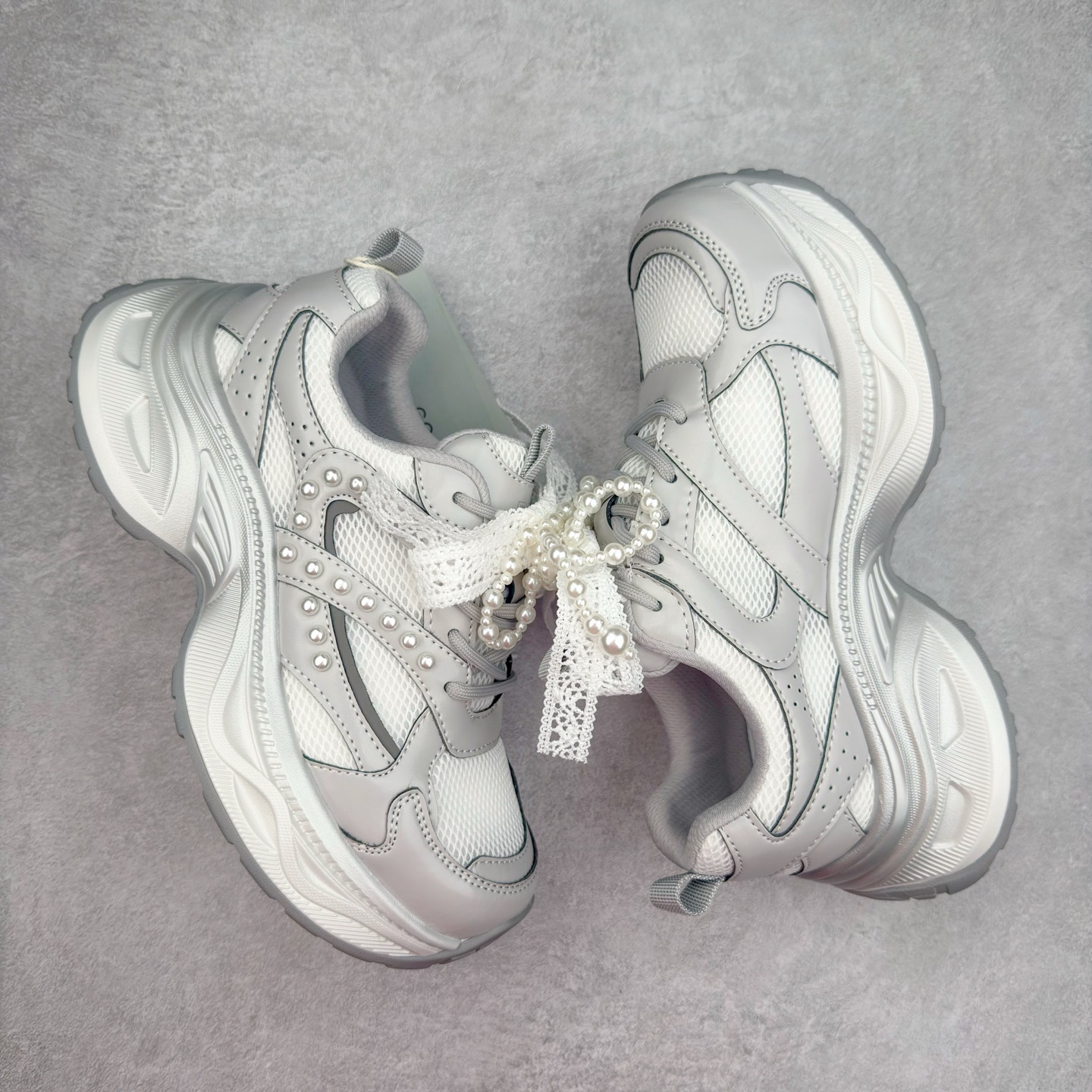 图片[3]-GG-CC Chunky Low雷丝珍珠链休闲运动厚底老爹鞋系列 广东大厂出品 完美细节 GGCC 25ss春夏爆款 厚底增高 大长腿 时髦look轻松定格 不费力展现率性氛围 高档银盒 酷帅机能风不规则设计大底 银白配色好温柔 缎带蝴蝶结/珍珠鞋扣/月牙底 柔软有弹性的月牙底和增加舒适度显腿长的5cm增高 长时间走路和站立都不累脚轻便舒适百搭 不管怎么搭都好看~ 尺码：35 36 37 38 39 40-选品中心