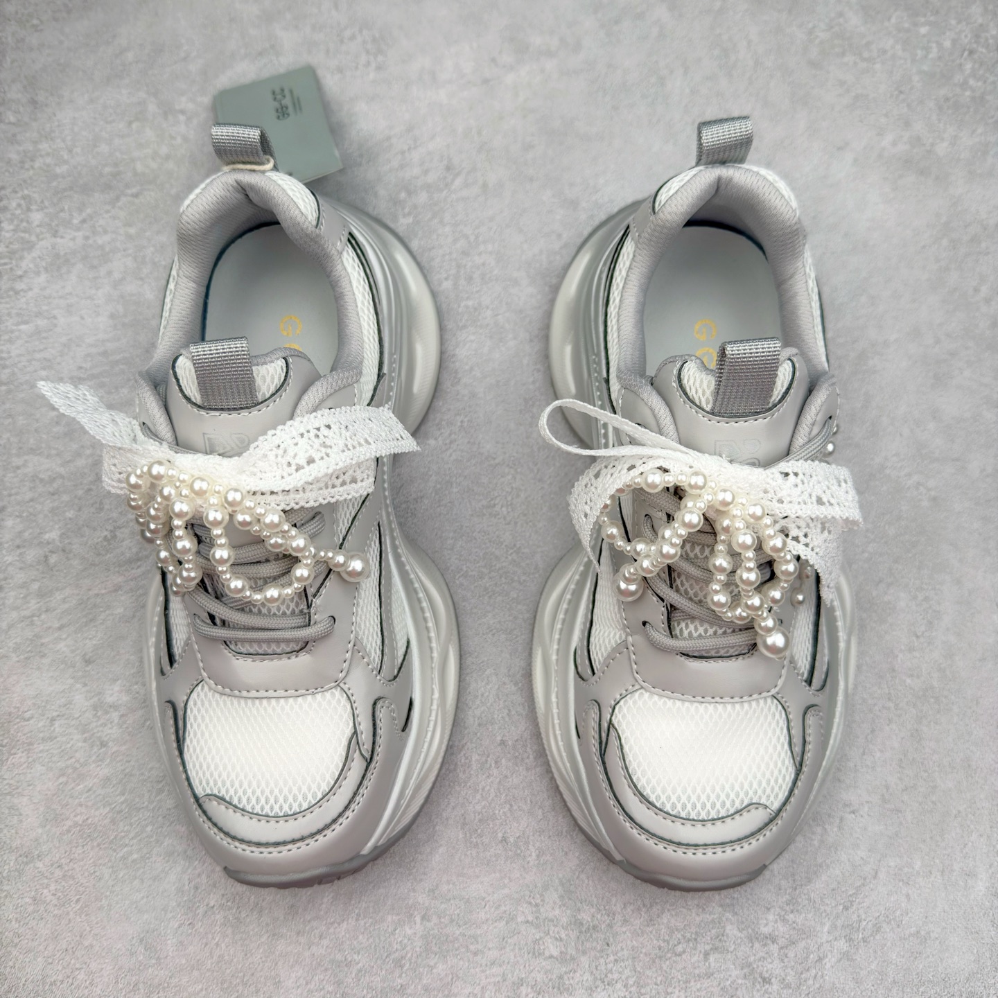 图片[2]-GG-CC Chunky Low雷丝珍珠链休闲运动厚底老爹鞋系列 广东大厂出品 完美细节 GGCC 25ss春夏爆款 厚底增高 大长腿 时髦look轻松定格 不费力展现率性氛围 高档银盒 酷帅机能风不规则设计大底 银白配色好温柔 缎带蝴蝶结/珍珠鞋扣/月牙底 柔软有弹性的月牙底和增加舒适度显腿长的5cm增高 长时间走路和站立都不累脚轻便舒适百搭 不管怎么搭都好看~ 尺码：35 36 37 38 39 40-选品中心