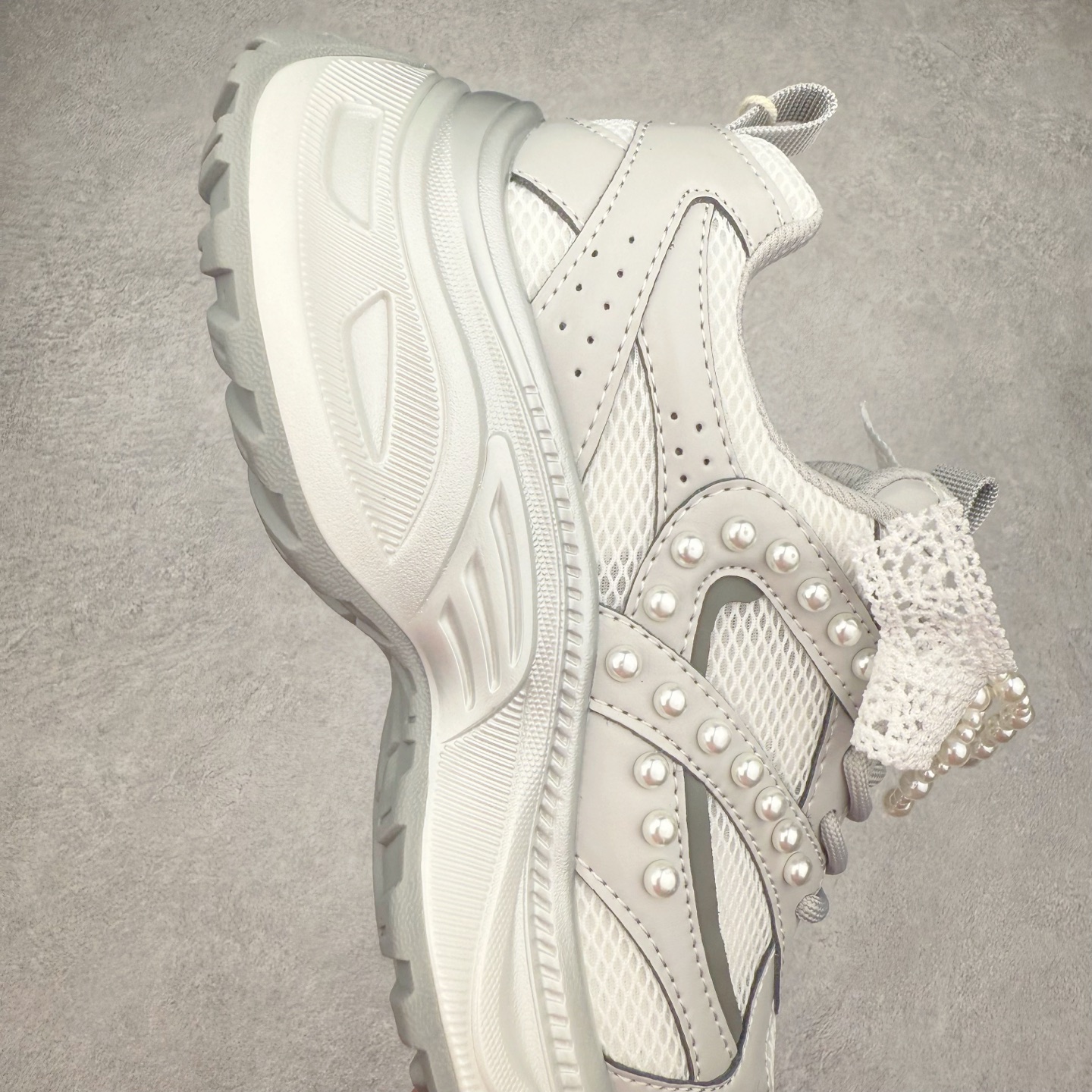 图片[6]-GG-CC Chunky Low雷丝珍珠链休闲运动厚底老爹鞋系列 广东大厂出品 完美细节 GGCC 25ss春夏爆款 厚底增高 大长腿 时髦look轻松定格 不费力展现率性氛围 高档银盒 酷帅机能风不规则设计大底 银白配色好温柔 缎带蝴蝶结/珍珠鞋扣/月牙底 柔软有弹性的月牙底和增加舒适度显腿长的5cm增高 长时间走路和站立都不累脚轻便舒适百搭 不管怎么搭都好看~ 尺码：35 36 37 38 39 40-选品中心