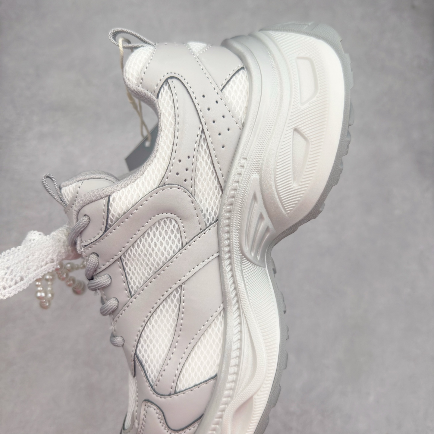 图片[7]-GG-CC Chunky Low雷丝珍珠链休闲运动厚底老爹鞋系列 广东大厂出品 完美细节 GGCC 25ss春夏爆款 厚底增高 大长腿 时髦look轻松定格 不费力展现率性氛围 高档银盒 酷帅机能风不规则设计大底 银白配色好温柔 缎带蝴蝶结/珍珠鞋扣/月牙底 柔软有弹性的月牙底和增加舒适度显腿长的5cm增高 长时间走路和站立都不累脚轻便舒适百搭 不管怎么搭都好看~ 尺码：35 36 37 38 39 40-选品中心