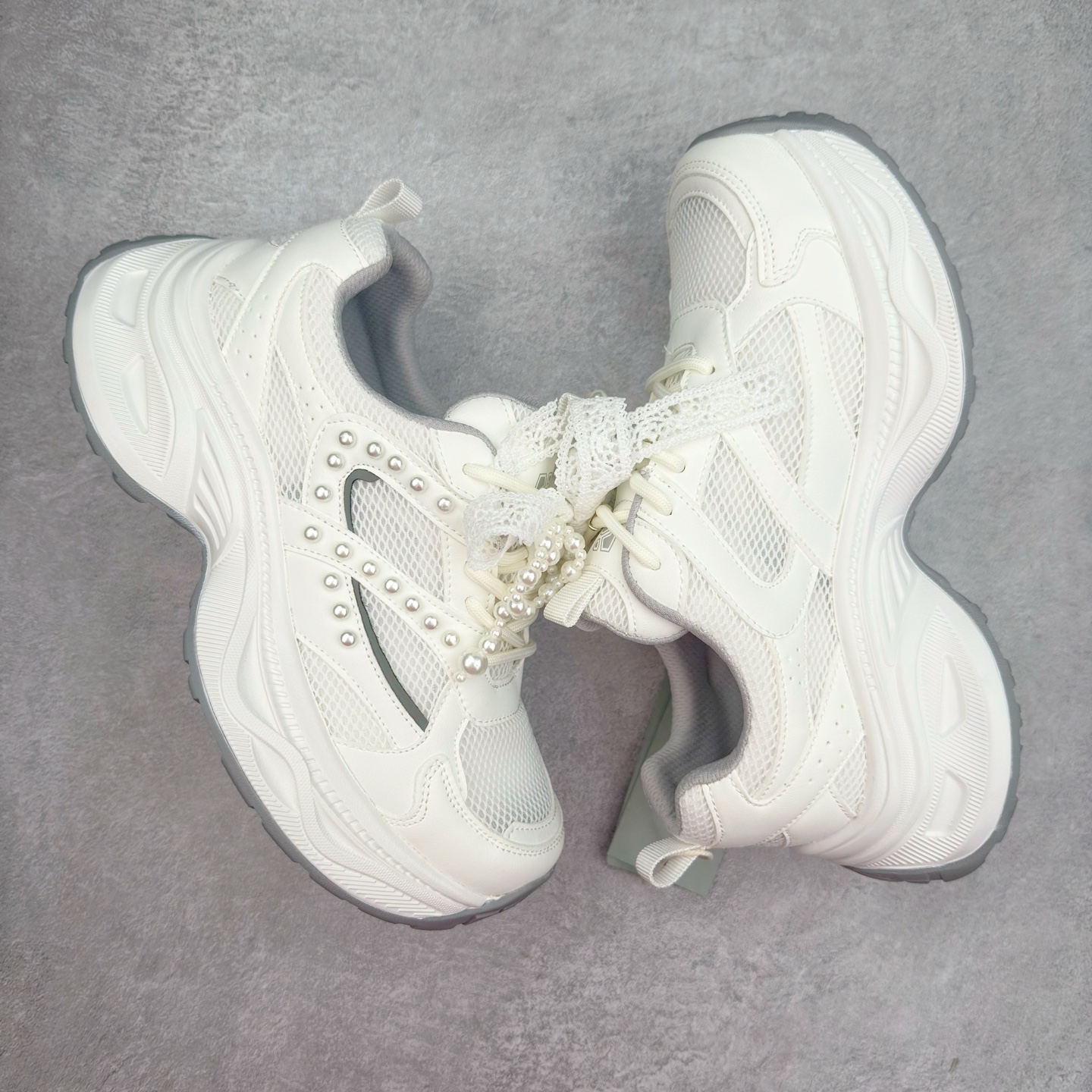 图片[3]-GG-CC Chunky Low雷丝珍珠链休闲运动厚底老爹鞋系列 广东大厂出品 完美细节 GGCC 25ss春夏爆款 厚底增高 大长腿 时髦look轻松定格 不费力展现率性氛围 高档银盒 酷帅机能风不规则设计大底 银白配色好温柔 缎带蝴蝶结/珍珠鞋扣/月牙底 柔软有弹性的月牙底和增加舒适度显腿长的5cm增高 长时间走路和站立都不累脚轻便舒适百搭 不管怎么搭都好看~ 尺码：35 36 37 38 39 40-选品中心