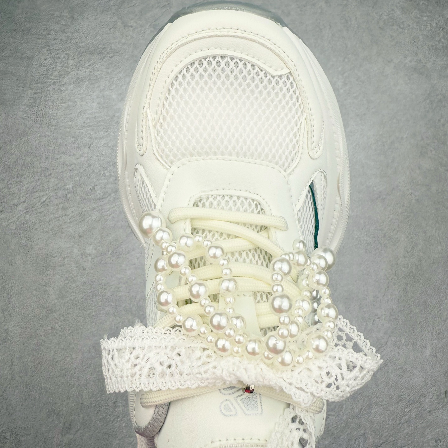 图片[4]-GG-CC Chunky Low雷丝珍珠链休闲运动厚底老爹鞋系列 广东大厂出品 完美细节 GGCC 25ss春夏爆款 厚底增高 大长腿 时髦look轻松定格 不费力展现率性氛围 高档银盒 酷帅机能风不规则设计大底 银白配色好温柔 缎带蝴蝶结/珍珠鞋扣/月牙底 柔软有弹性的月牙底和增加舒适度显腿长的5cm增高 长时间走路和站立都不累脚轻便舒适百搭 不管怎么搭都好看~ 尺码：35 36 37 38 39 40-选品中心