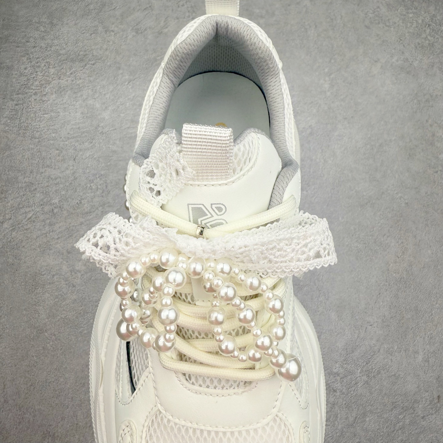 图片[5]-GG-CC Chunky Low雷丝珍珠链休闲运动厚底老爹鞋系列 广东大厂出品 完美细节 GGCC 25ss春夏爆款 厚底增高 大长腿 时髦look轻松定格 不费力展现率性氛围 高档银盒 酷帅机能风不规则设计大底 银白配色好温柔 缎带蝴蝶结/珍珠鞋扣/月牙底 柔软有弹性的月牙底和增加舒适度显腿长的5cm增高 长时间走路和站立都不累脚轻便舒适百搭 不管怎么搭都好看~ 尺码：35 36 37 38 39 40-选品中心