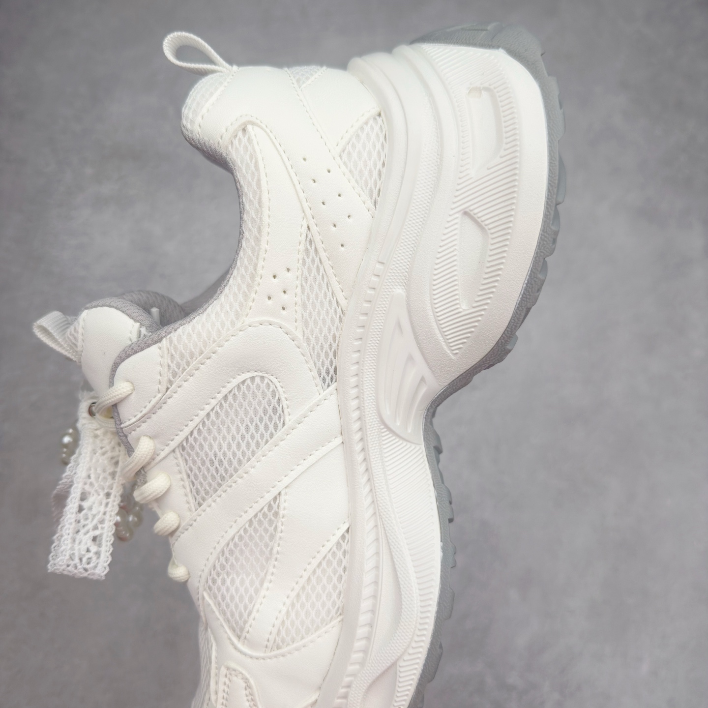 图片[7]-GG-CC Chunky Low雷丝珍珠链休闲运动厚底老爹鞋系列 广东大厂出品 完美细节 GGCC 25ss春夏爆款 厚底增高 大长腿 时髦look轻松定格 不费力展现率性氛围 高档银盒 酷帅机能风不规则设计大底 银白配色好温柔 缎带蝴蝶结/珍珠鞋扣/月牙底 柔软有弹性的月牙底和增加舒适度显腿长的5cm增高 长时间走路和站立都不累脚轻便舒适百搭 不管怎么搭都好看~ 尺码：35 36 37 38 39 40-选品中心