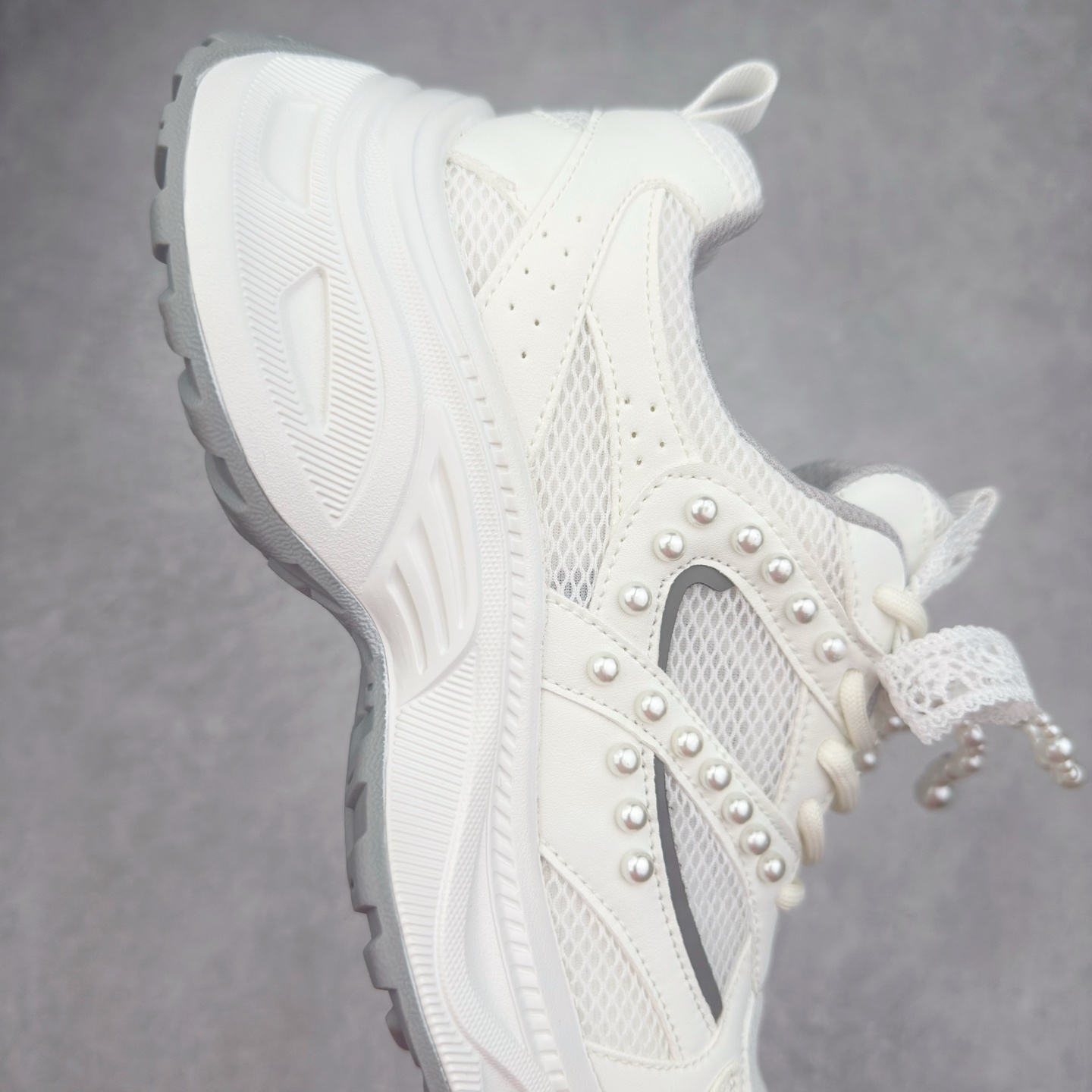 图片[6]-GG-CC Chunky Low雷丝珍珠链休闲运动厚底老爹鞋系列 广东大厂出品 完美细节 GGCC 25ss春夏爆款 厚底增高 大长腿 时髦look轻松定格 不费力展现率性氛围 高档银盒 酷帅机能风不规则设计大底 银白配色好温柔 缎带蝴蝶结/珍珠鞋扣/月牙底 柔软有弹性的月牙底和增加舒适度显腿长的5cm增高 长时间走路和站立都不累脚轻便舒适百搭 不管怎么搭都好看~ 尺码：35 36 37 38 39 40-选品中心