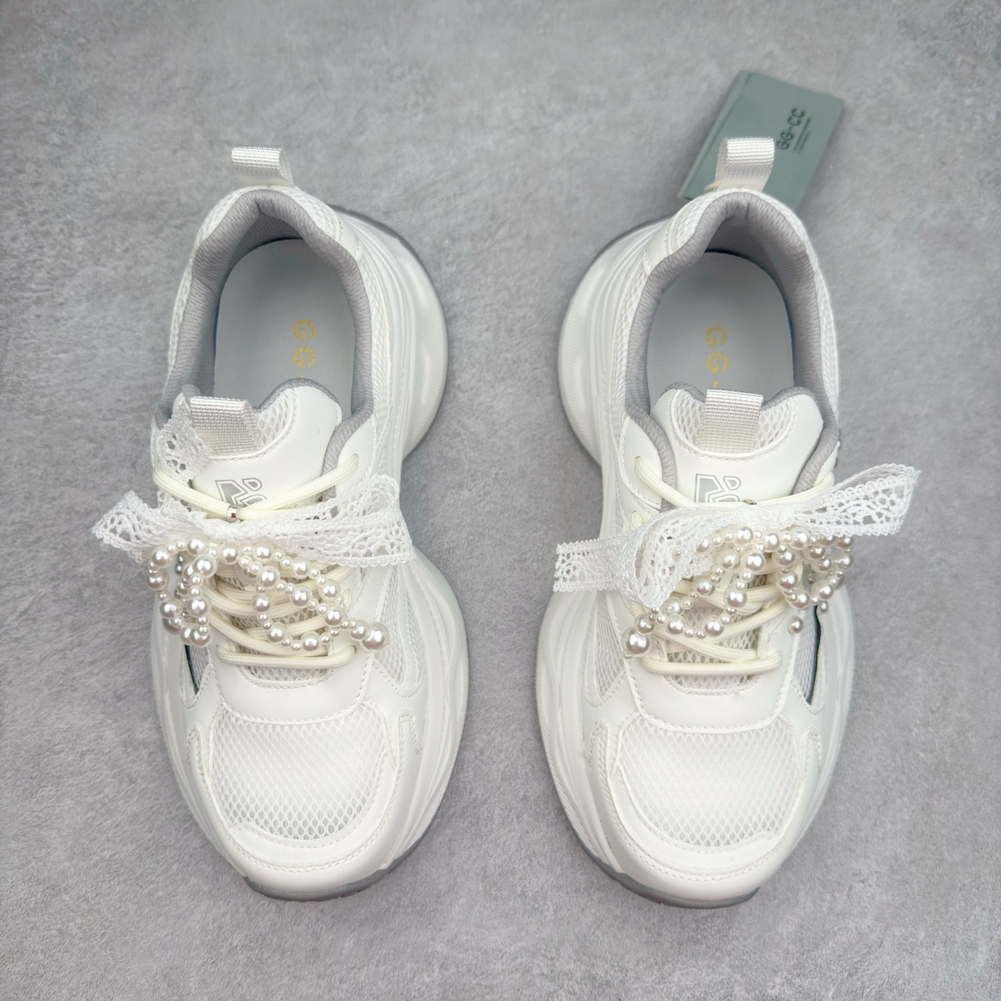 图片[2]-GG-CC Chunky Low雷丝珍珠链休闲运动厚底老爹鞋系列 广东大厂出品 完美细节 GGCC 25ss春夏爆款 厚底增高 大长腿 时髦look轻松定格 不费力展现率性氛围 高档银盒 酷帅机能风不规则设计大底 银白配色好温柔 缎带蝴蝶结/珍珠鞋扣/月牙底 柔软有弹性的月牙底和增加舒适度显腿长的5cm增高 长时间走路和站立都不累脚轻便舒适百搭 不管怎么搭都好看~ 尺码：35 36 37 38 39 40-选品中心