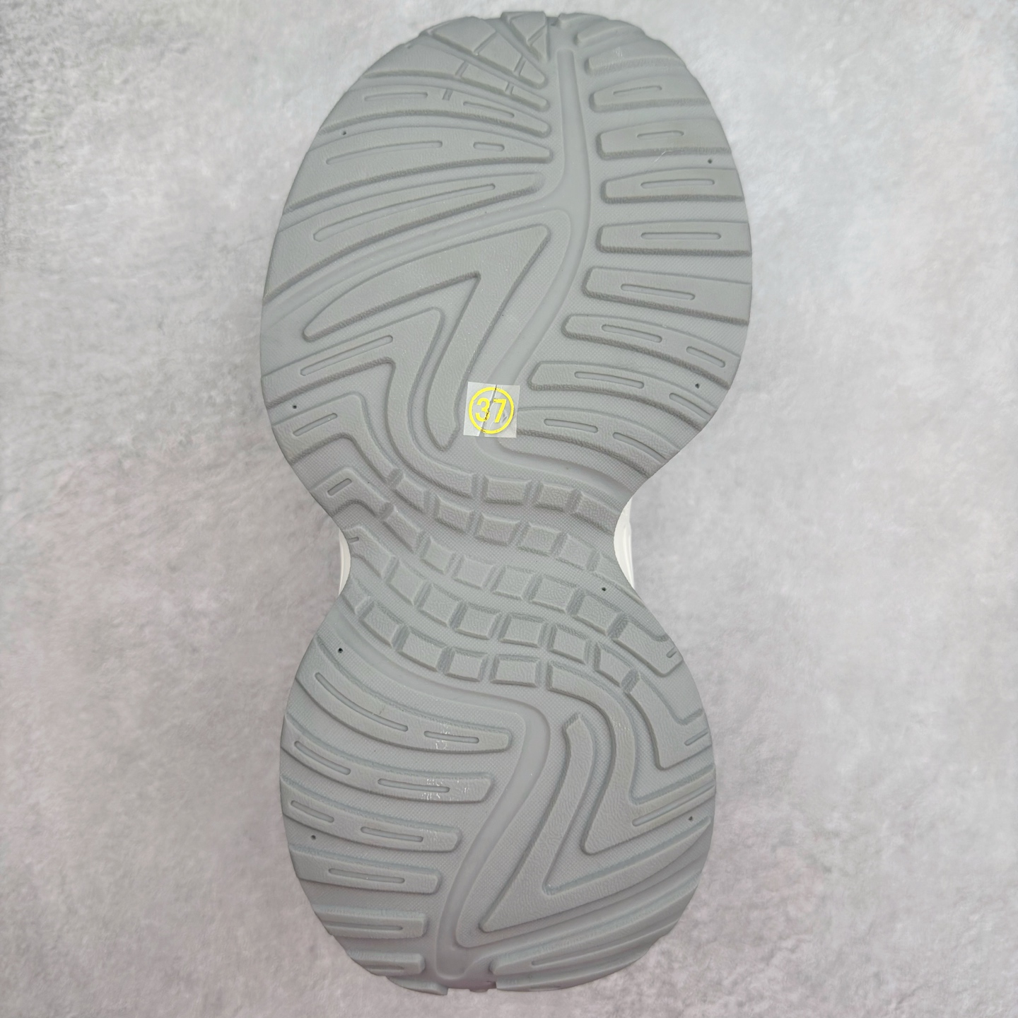 图片[9]-GG-CC Chunky Low雷丝珍珠链休闲运动厚底老爹鞋系列 广东大厂出品 完美细节 GGCC 25ss春夏爆款 厚底增高 大长腿 时髦look轻松定格 不费力展现率性氛围 高档银盒 酷帅机能风不规则设计大底 银白配色好温柔 缎带蝴蝶结/珍珠鞋扣/月牙底 柔软有弹性的月牙底和增加舒适度显腿长的5cm增高 长时间走路和站立都不累脚轻便舒适百搭 不管怎么搭都好看~ 尺码：35 36 37 38 39 40-选品中心