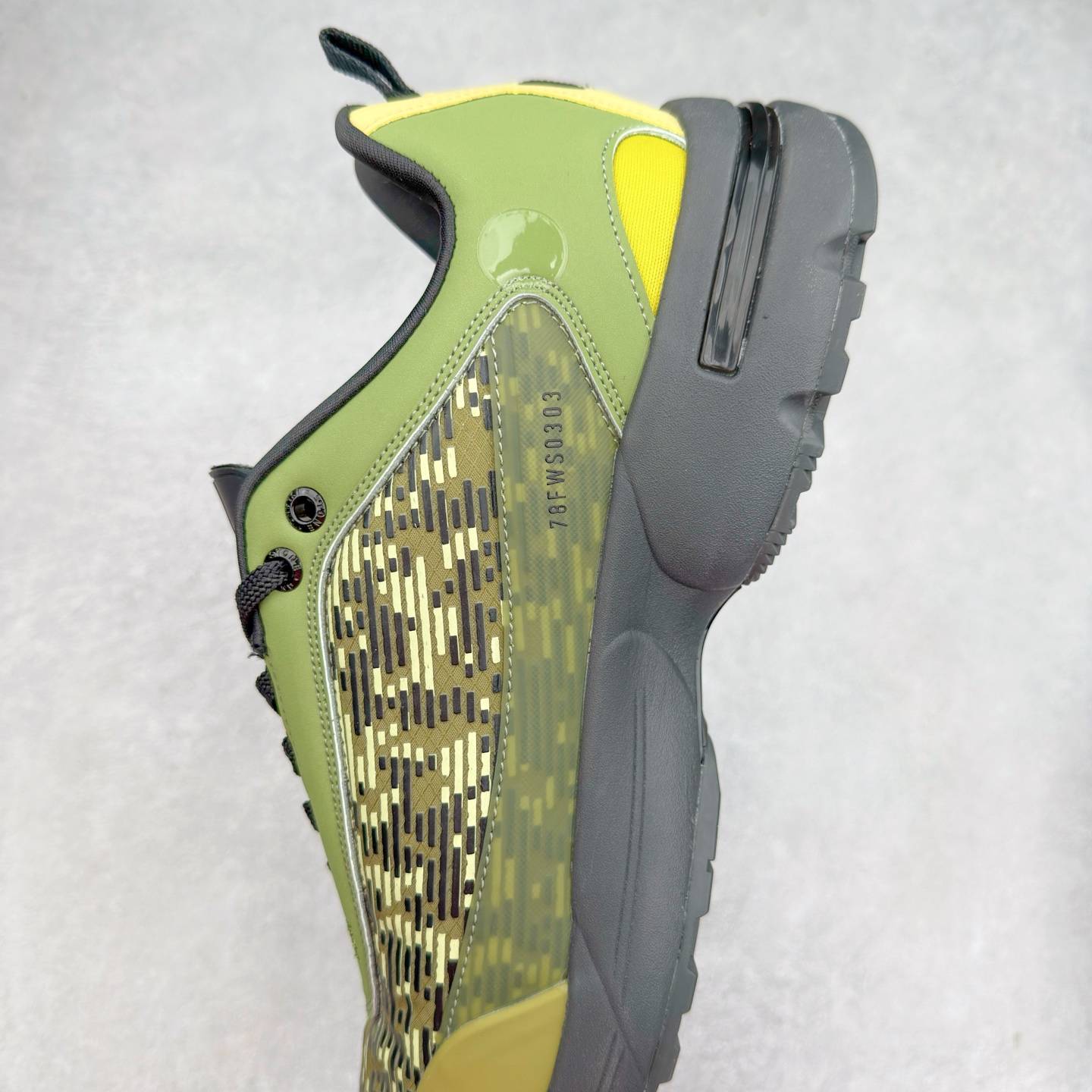 图片[7]-Stone Island Grime Panelled 石头岛黑褐色舒适时尚低帮生活休闲鞋 石头岛作不仅是科技面料和织物染色典范并加入了创新机能美学，兼顾功能性与时尚感，颠覆传统休闲服饰的想象。尺码：36 37 37.5 38 38.5 39 39.5 40 40.5 41.5 42 42.5 43 44 44.5 45-选品中心