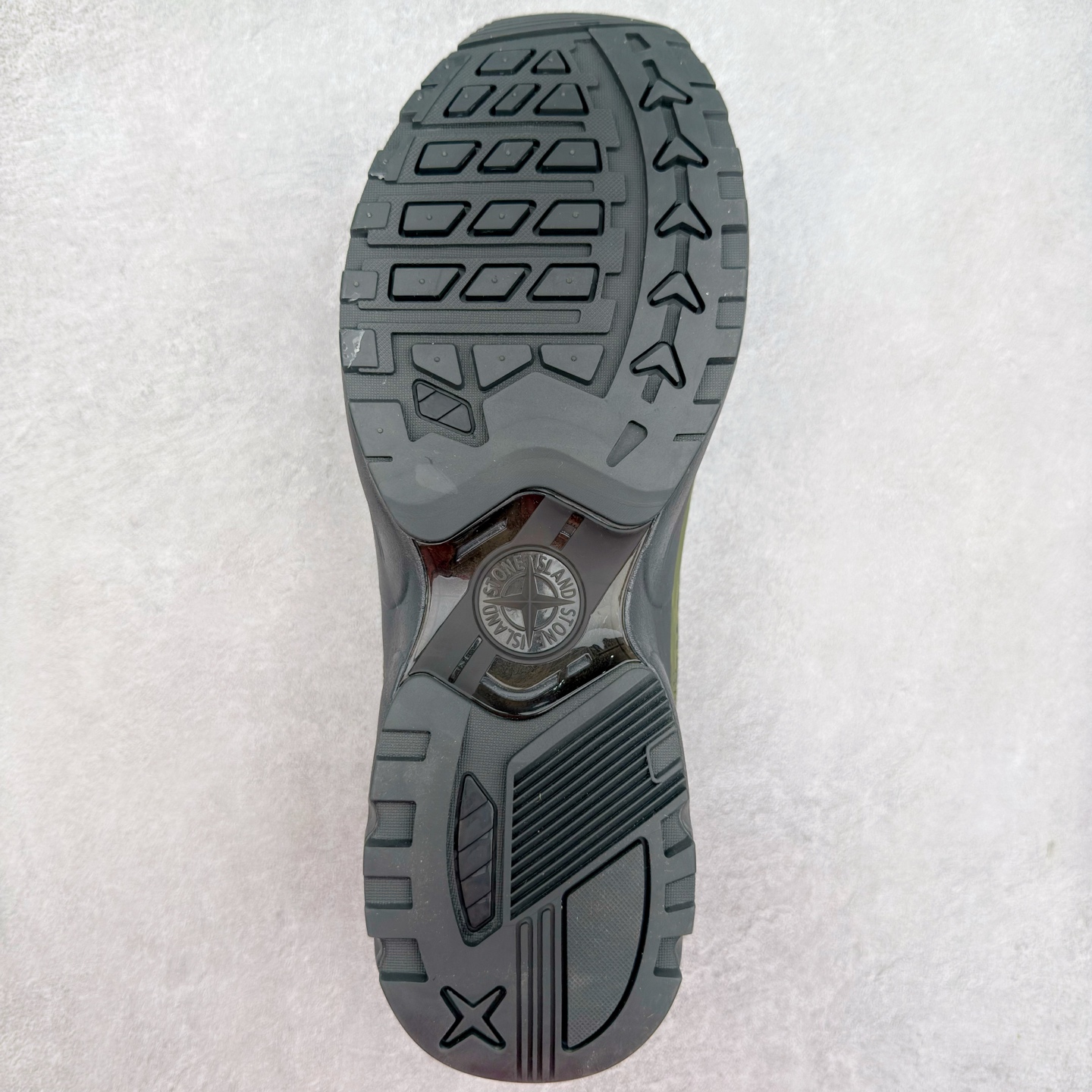 图片[9]-Stone Island Grime Panelled 石头岛黑褐色舒适时尚低帮生活休闲鞋 石头岛作不仅是科技面料和织物染色典范并加入了创新机能美学，兼顾功能性与时尚感，颠覆传统休闲服饰的想象。尺码：36 37 37.5 38 38.5 39 39.5 40 40.5 41.5 42 42.5 43 44 44.5 45-选品中心